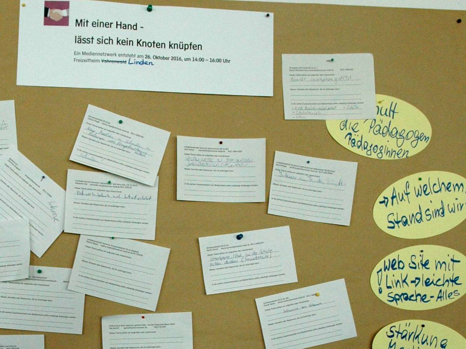 An einer Pinwand sind Zettel mit Vorschlägen und offenen Fragen gesammelt.