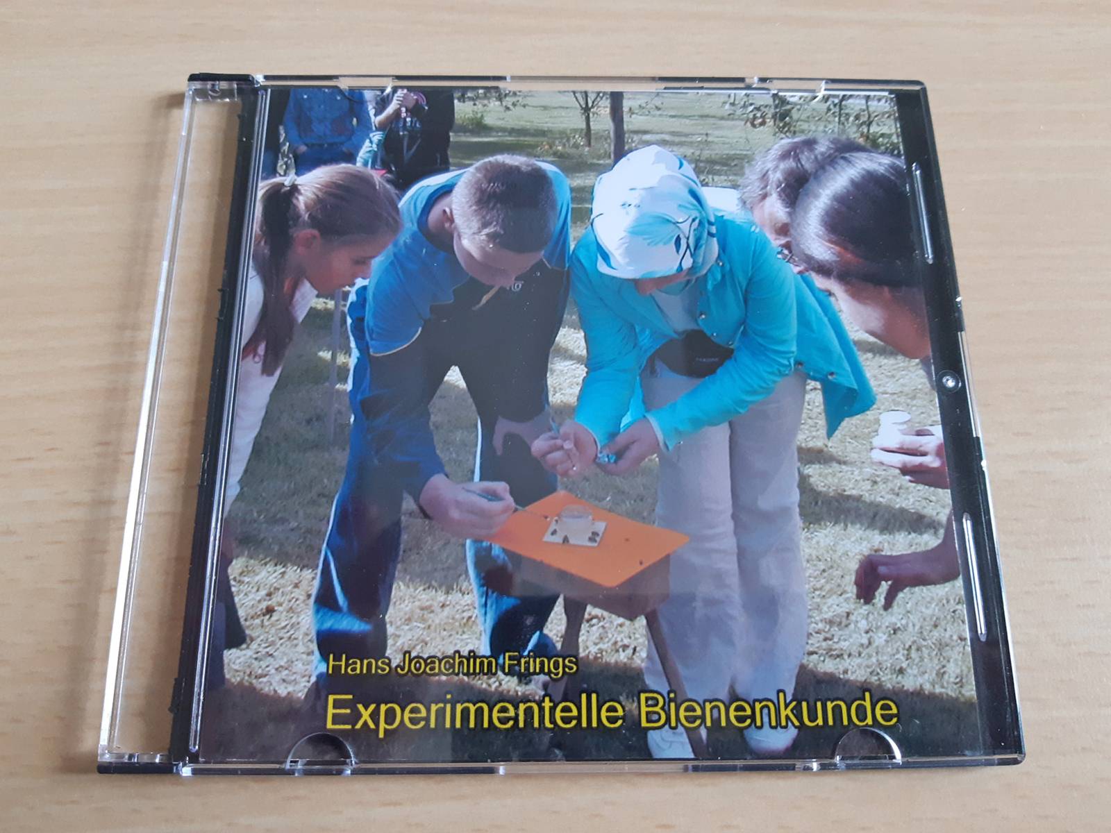 Eine CD-Hülle mit der Aufschrift "Experimentelle Bienenkunde" liegt auf einem Schreibtisch.