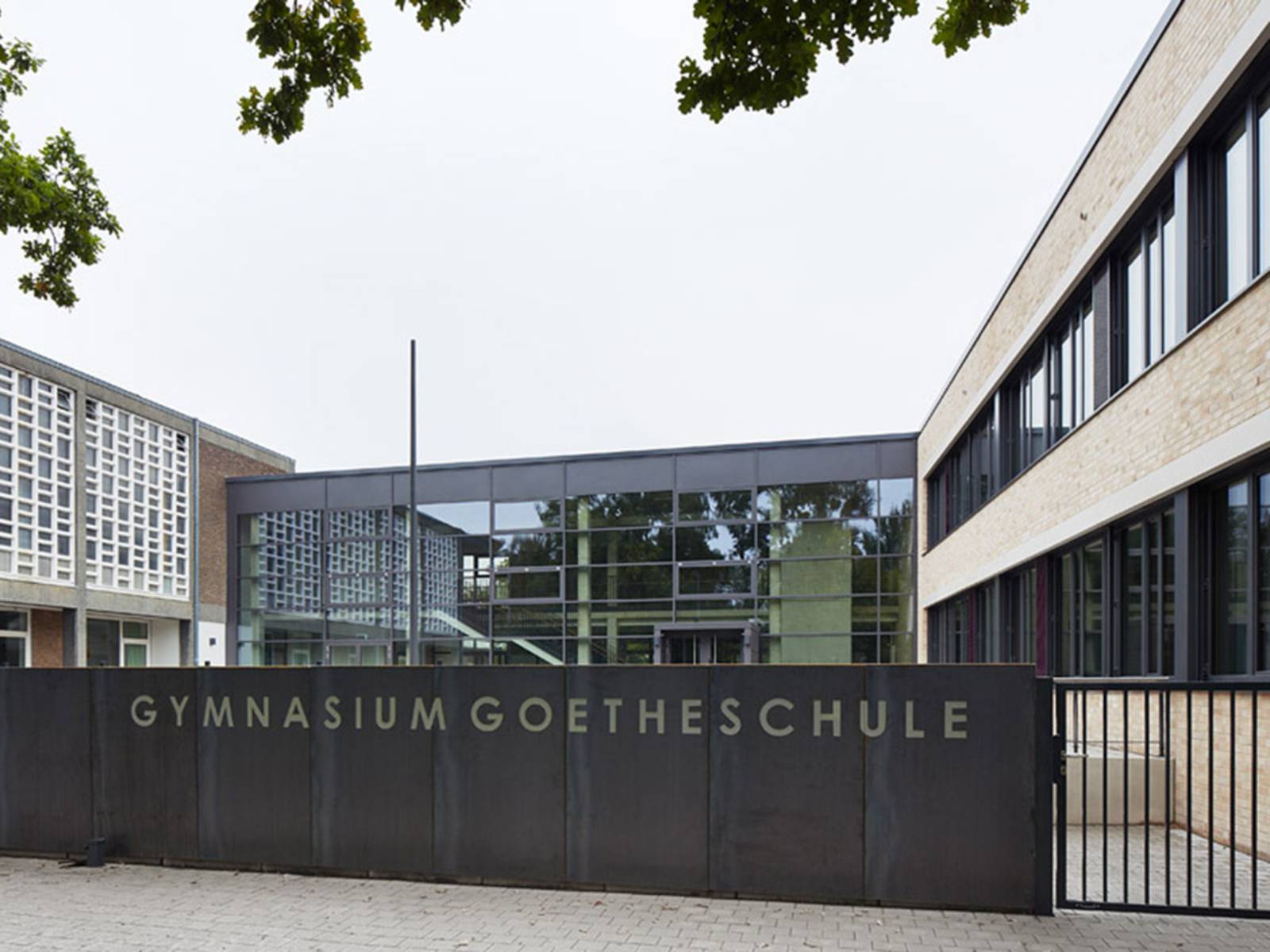 Teilansicht des zweigeschossigen Gebäudes des Gymnasiums Goetheschule, neuer und alter Trakt