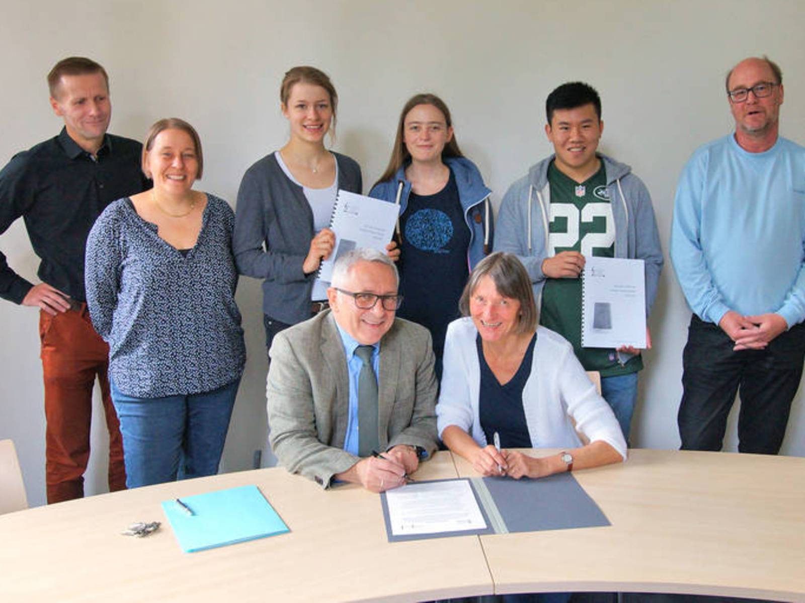 Martin Thunich und Dr. Cornelia Regin (sitzend) bei der Unterzeichnung der Kooperationsvereinbarung.