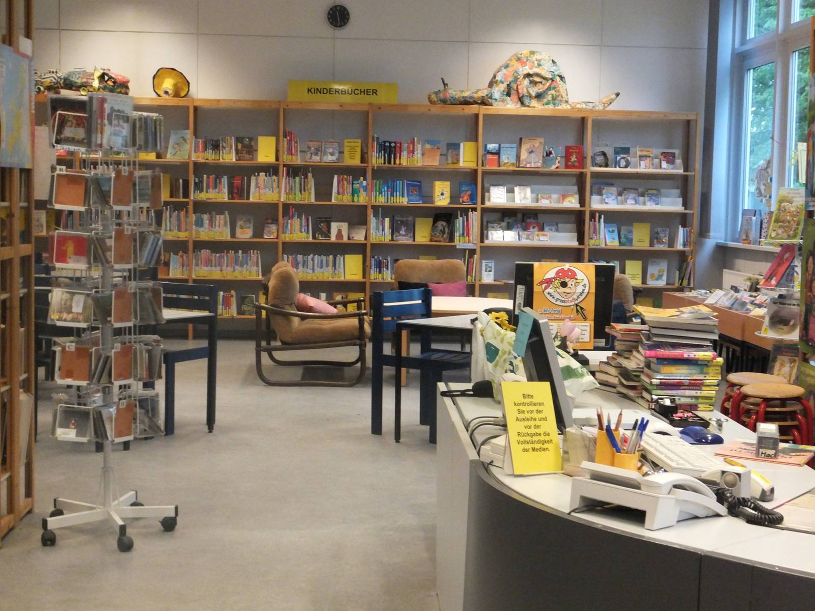 Innenansicht, Schreibtisch und Bibliotheksbereich