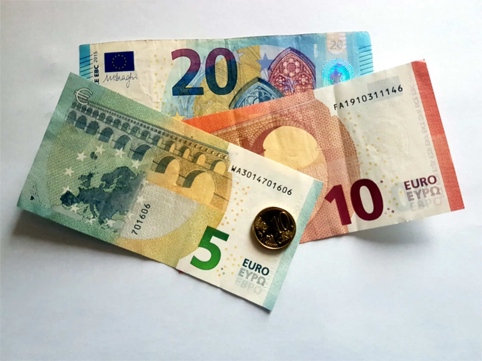 Auf dem Bild sind mehrere Eurobanknoten zu sehen.