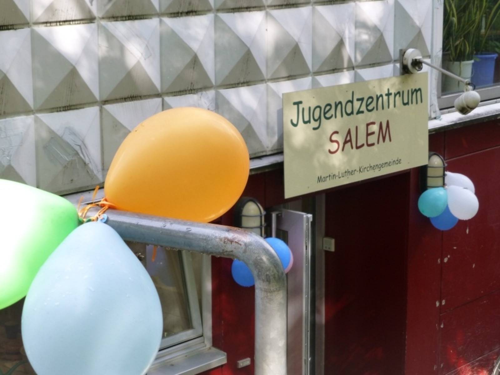 Der Eingang des Jugendzentrums Salem an dem Luftballons aufgehängt wurden.