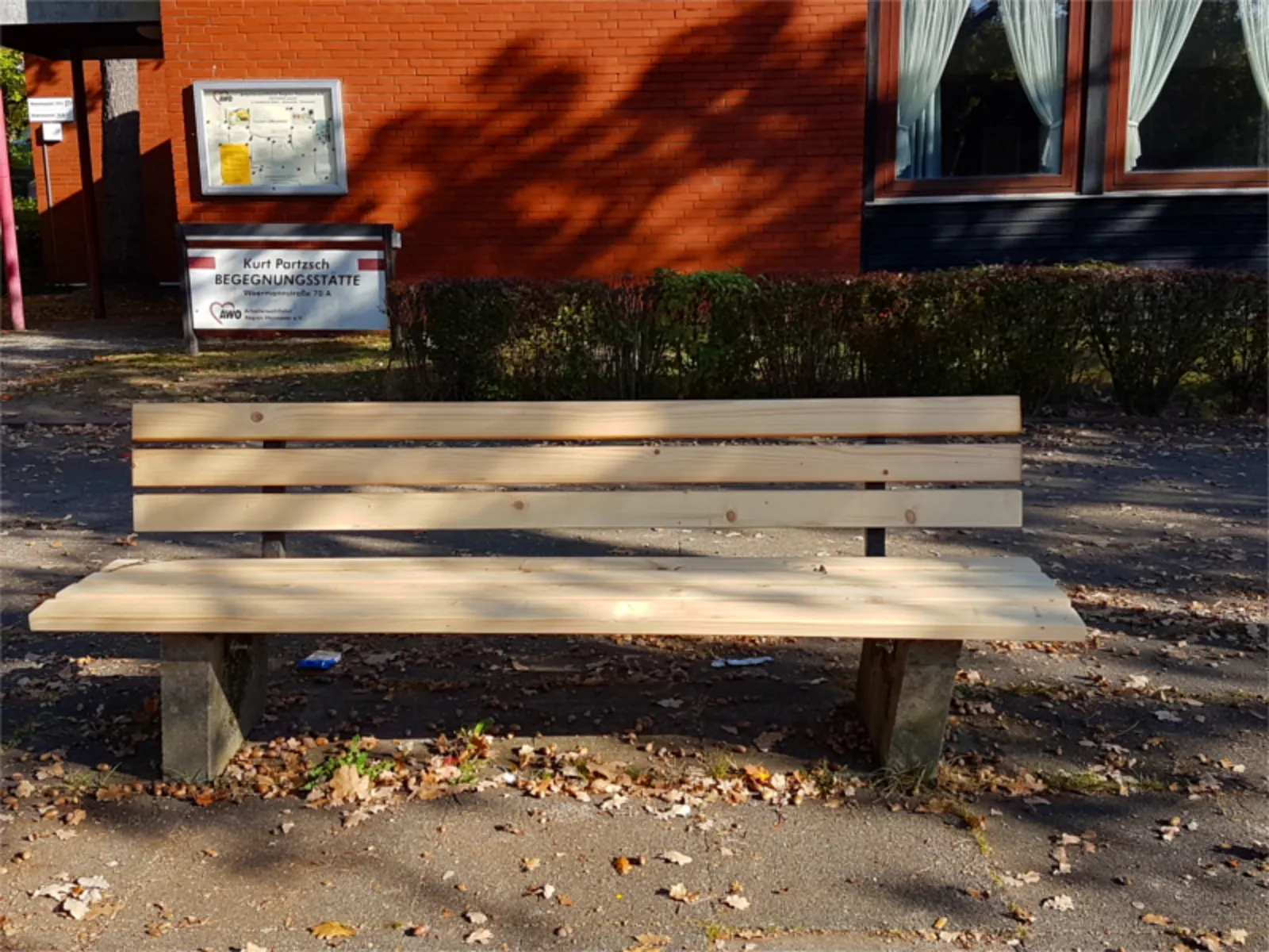 Auf dem Bild ist eine Holzbank zu sehen.