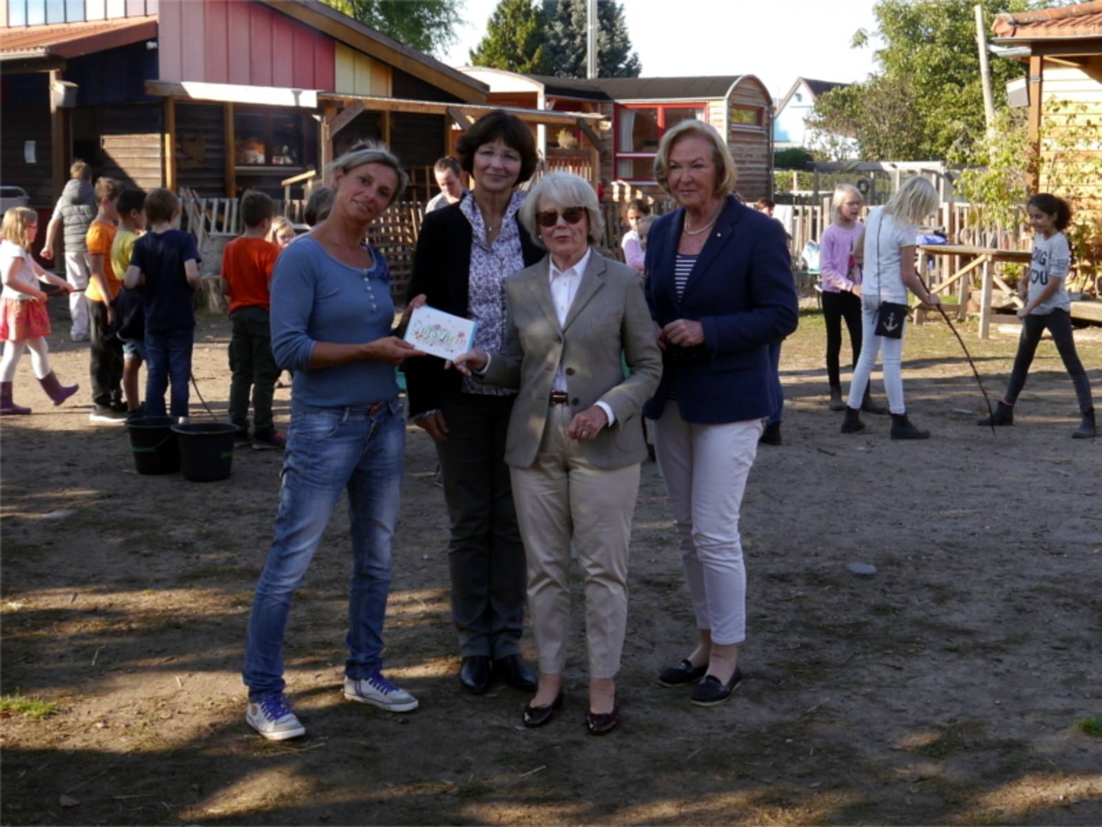 Frau Michalke, Frau Vogels-Beydals und Frau Dr. Fink-Tornau vom Inner Wheel Club Hannover-Opernhaus überreichen eine Spende für den Stadtteilbauernhof.