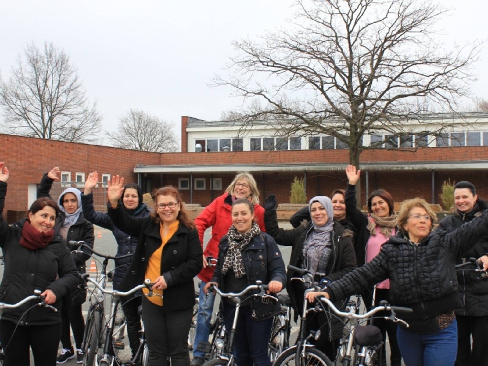 Eine Gruppe von Frauen mit Fahrrädern.