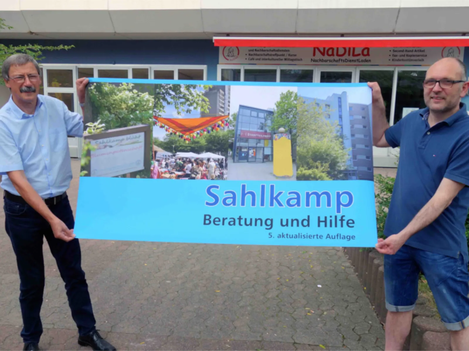 Harry Grunenberg, Bezirksbürgermeister im Stadtbezirk Bothfeld-Vahrenheide, präsentiert gemeinsam mit Maik Kantorek, Leiter des Projekts Wohnzufriedenheit, die fünfte Auflage des Ratgebers „Sahlkamp – Beratung und Hilfe“.