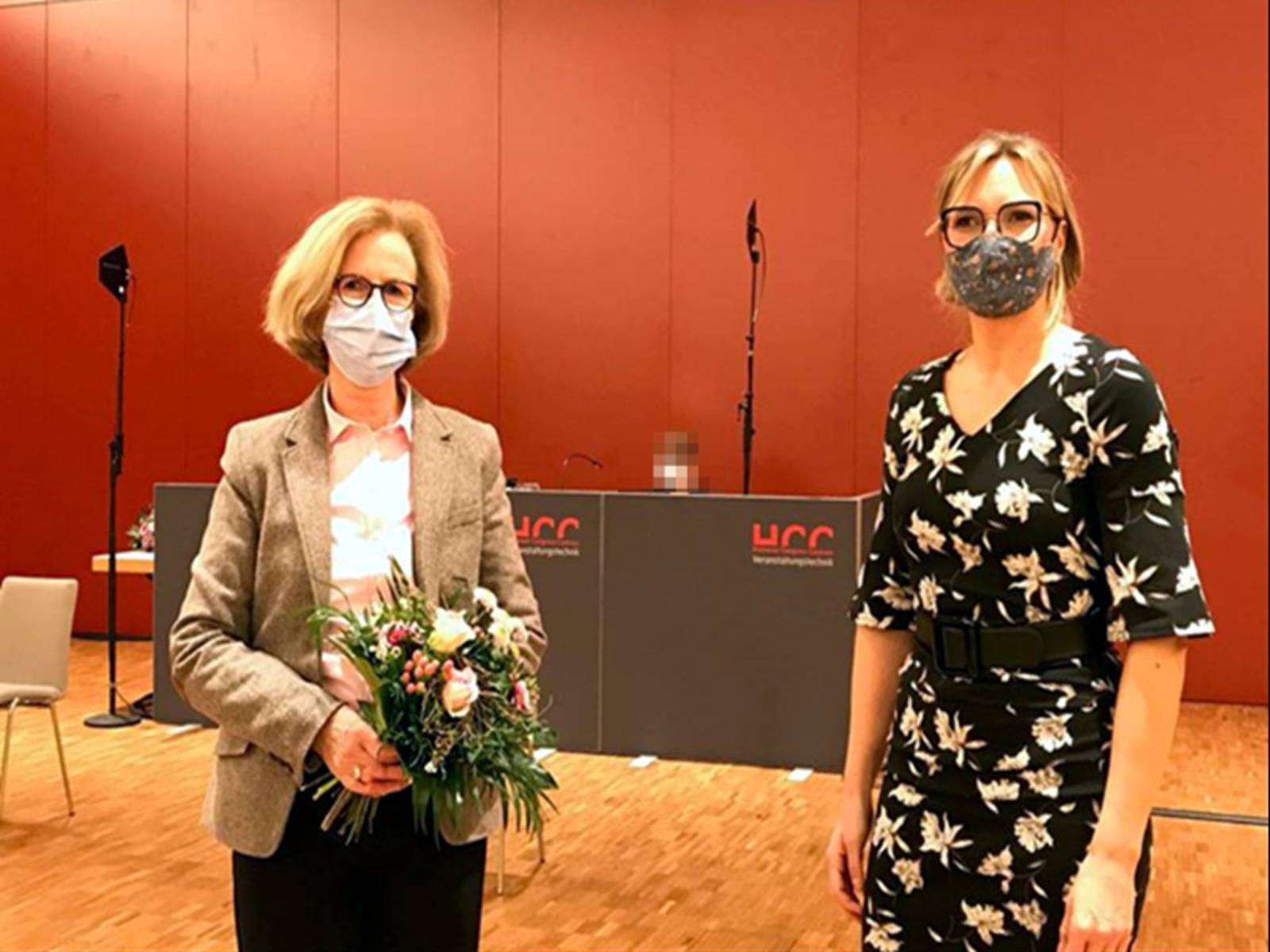 Die Bezirksbürgermeisterin Johanna Starke nach ihrer Laudatio mit der Bürgerpreisträgerin Frau Ruth Bolten.