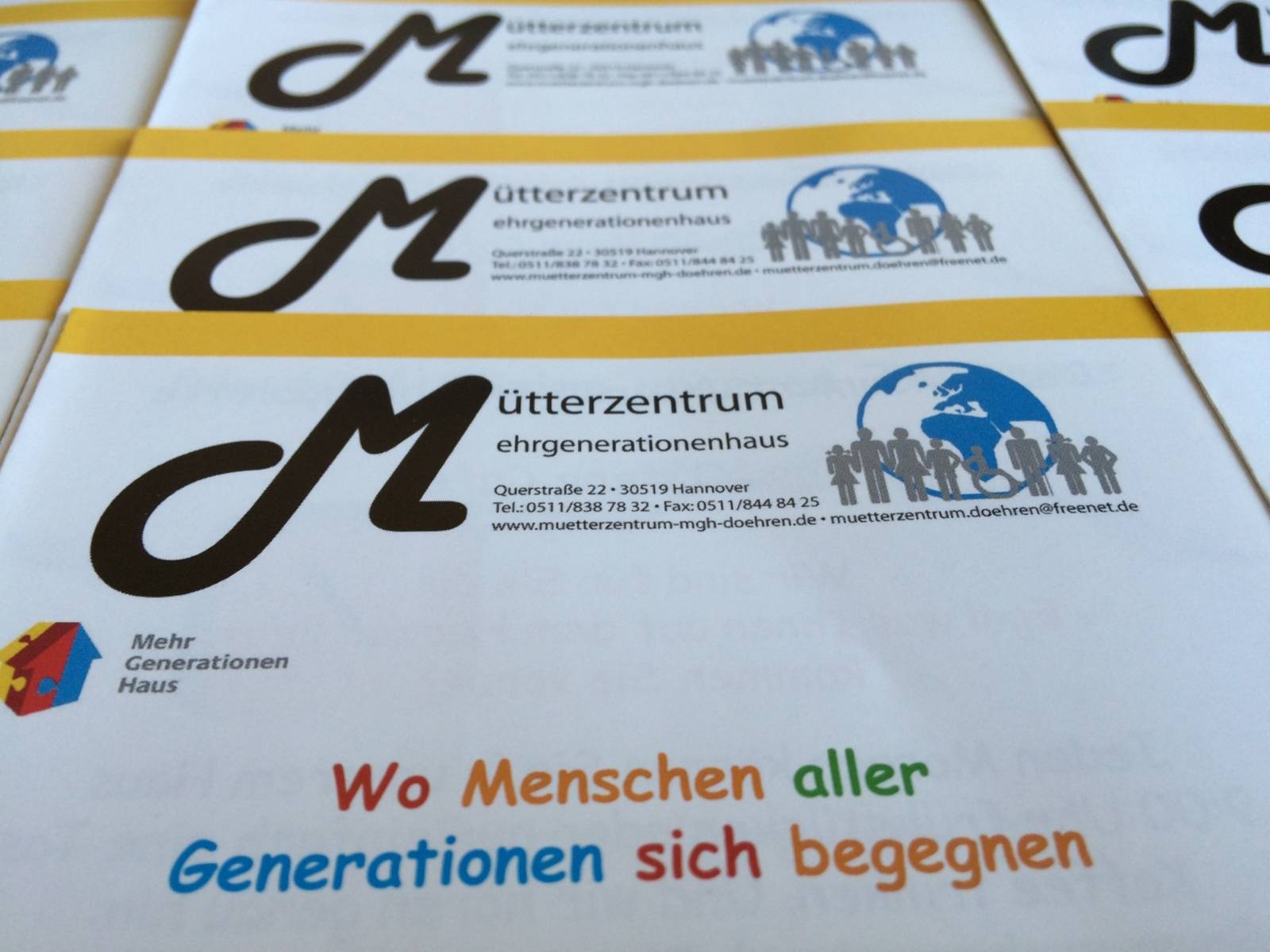 Zu sehen sind mehrere Flyer des Mütterzentrums/ Mehrgenerationenhauses e.V. in Döhren.