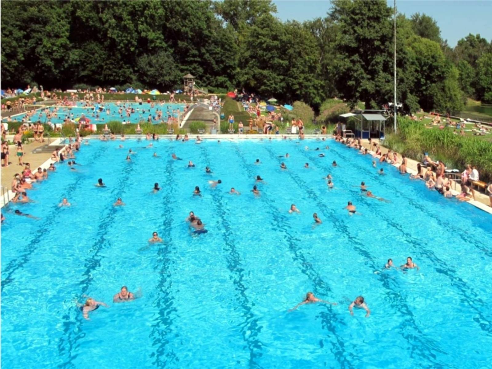 Freibad Ricklingen mit zahlreichen Besucherinnen und Besucher.