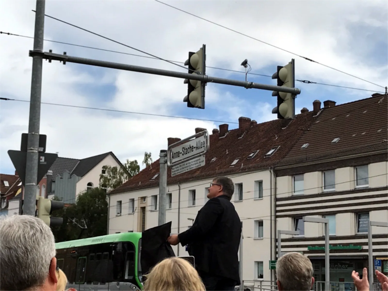 Feierliche Enthüllung des Straßenschildes "Anne-Stache-Allee".