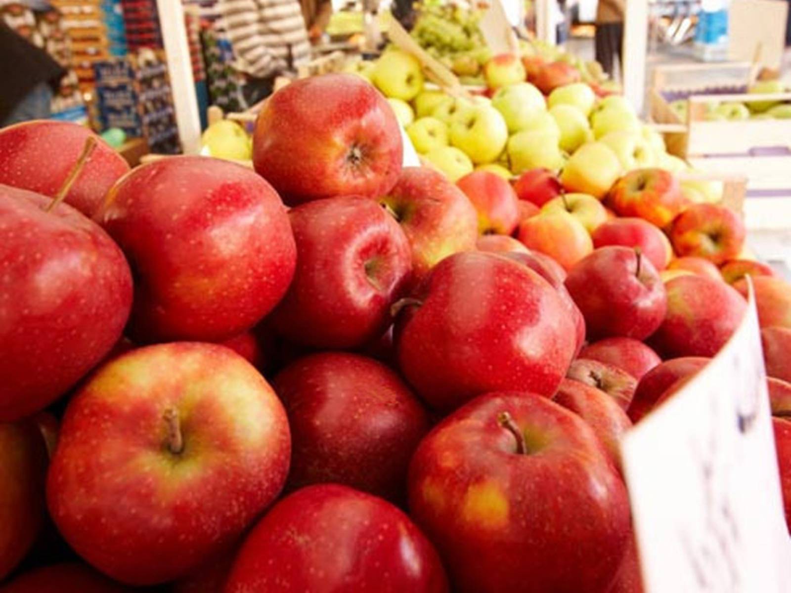 Äpfel auf einem Wochenmarktstand