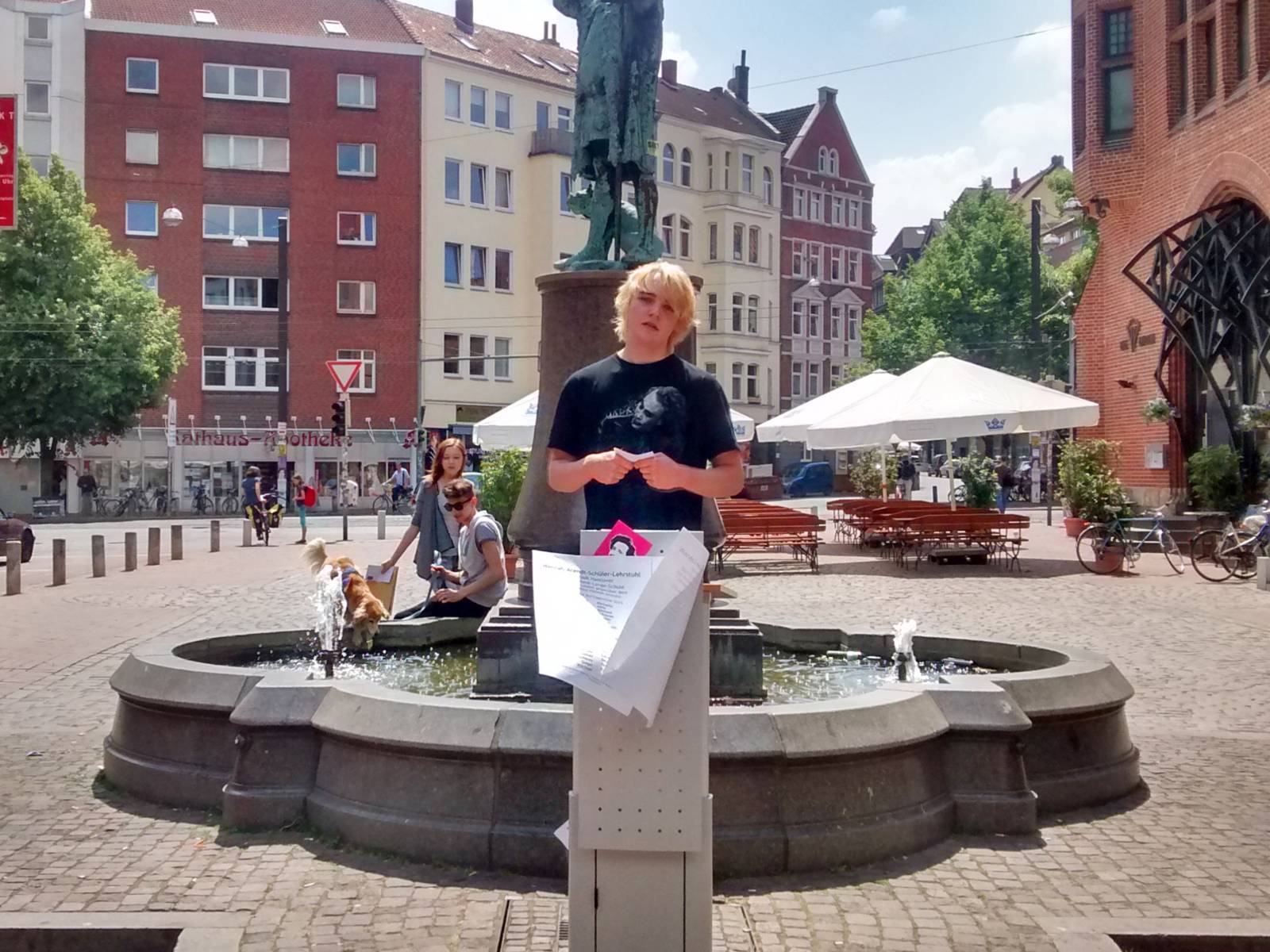 Eine Veranstaltung im Rahmen des Hannah-Arendt-Schüler-Lehrstuhls auf dem Lindener Marktplatz (2015)
