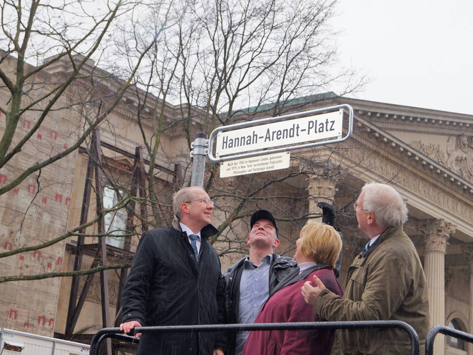 Stefan Schostok, Michael Sandow, Cornelia Rundt und Bernd Busemann betrachten das Straßenschild "Hannah-Arendt-Platz"