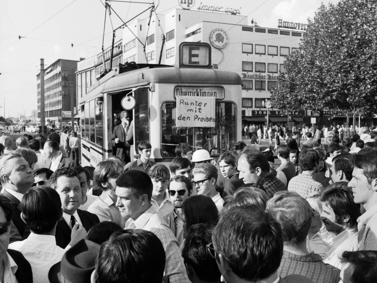Rote-Punkt-Aktion. Blockade der Straßenbahn auf dem Steintor-Kreisel, Richtung Goethestraße. Foto von Wilhelm Hauschild, vermutlich 10.06.1969.