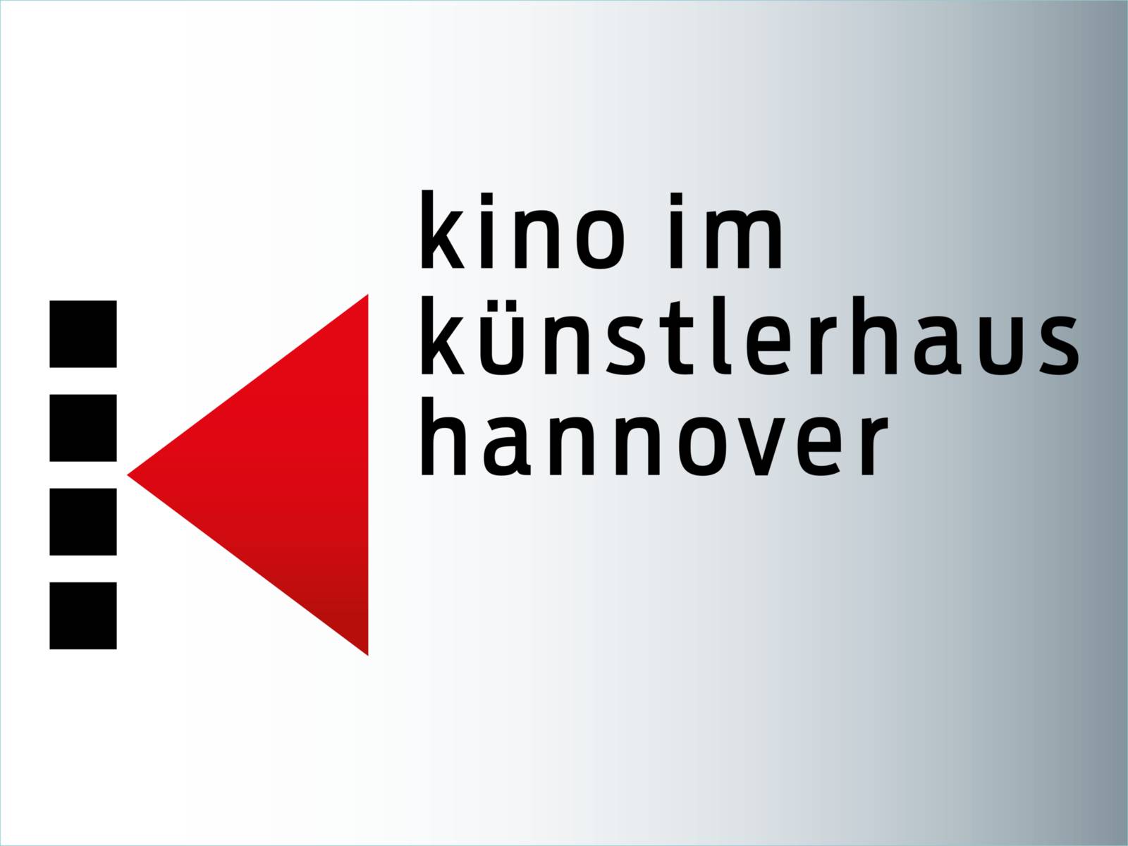 Das Logo des Kommunalen Kinos besteht aus einem K, dargestellt aus vier schwarzen Quadraten untereinander und daneben ein rotes Dreieck, und dem Schriftzug Kino im Künstlerhaus