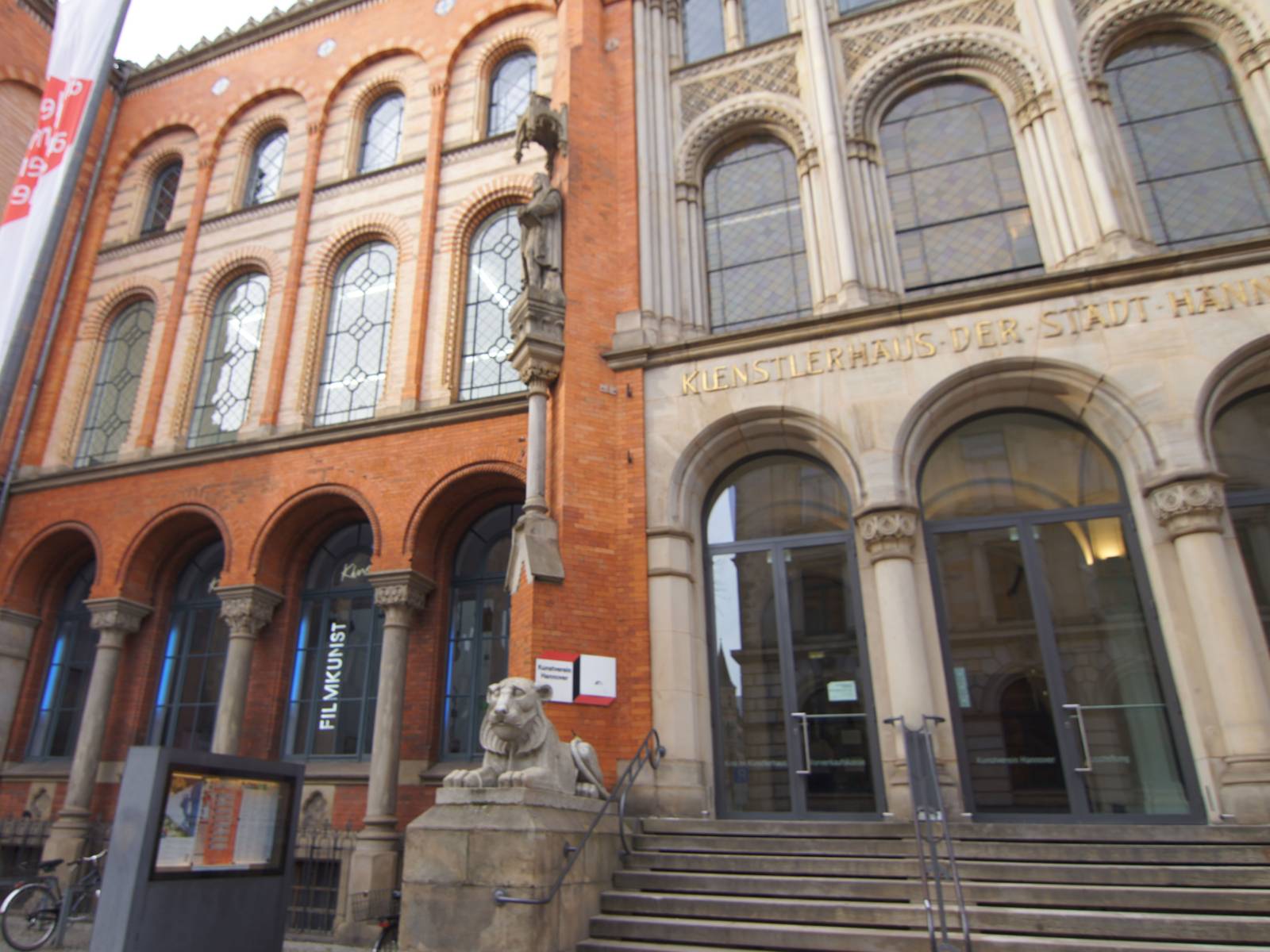 Die Außenansicht auf ein historisches Gebäude mit großer Freitreppe in der Mitte. 