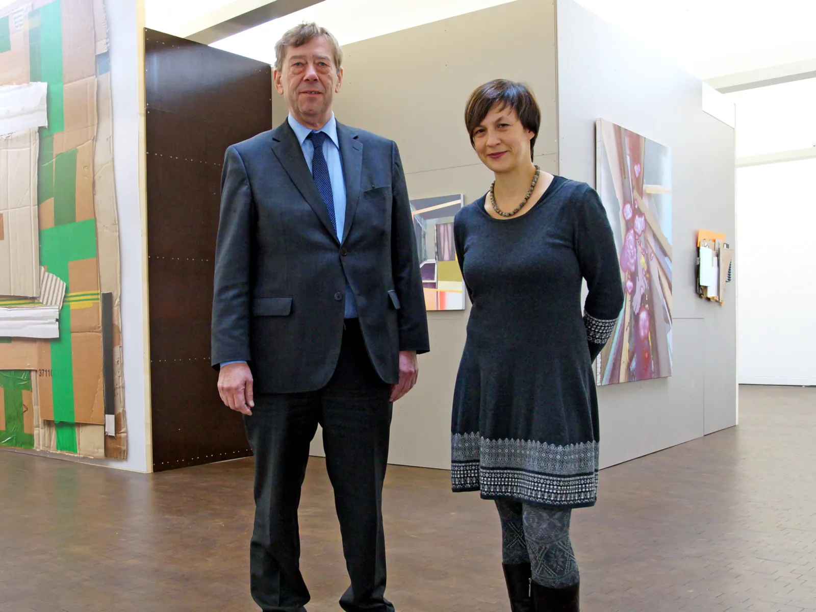 Mann und Frau in einer Galerie. 