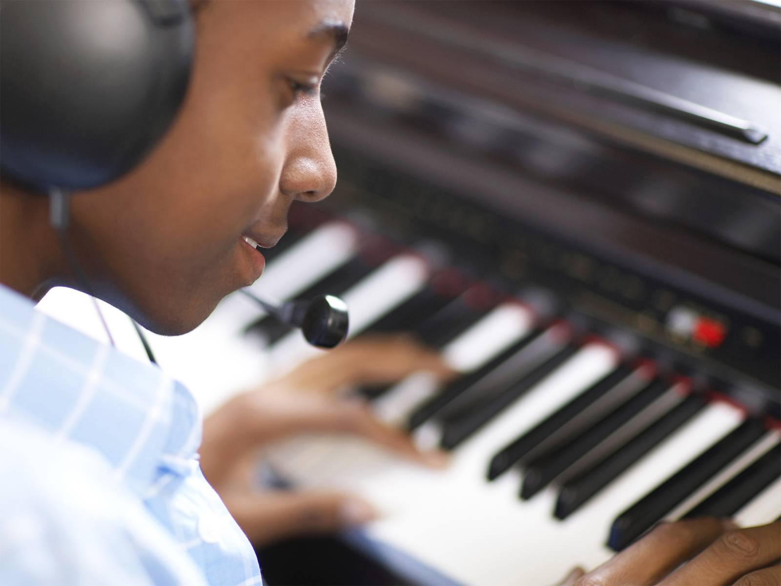 "Zeitgenössische Musik in der Schule": Schülerinnen und Schüler experimentieren mit Klängen und Geräuschen, und zwar voraussetzungsfrei, ohrenöffnend, forschend, mit Musikinstrumenten oder umfunktionierten Alltagsgegenständen. 