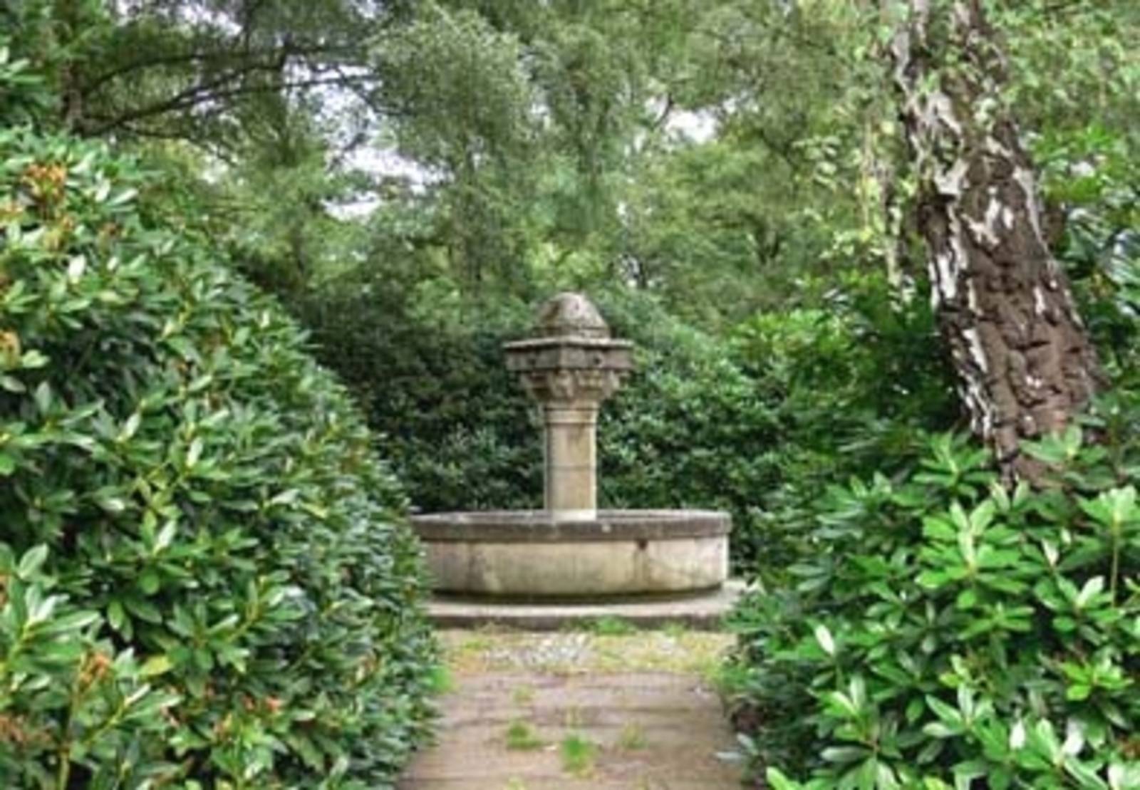 Brunnen auf einem Friedhof in Hannover