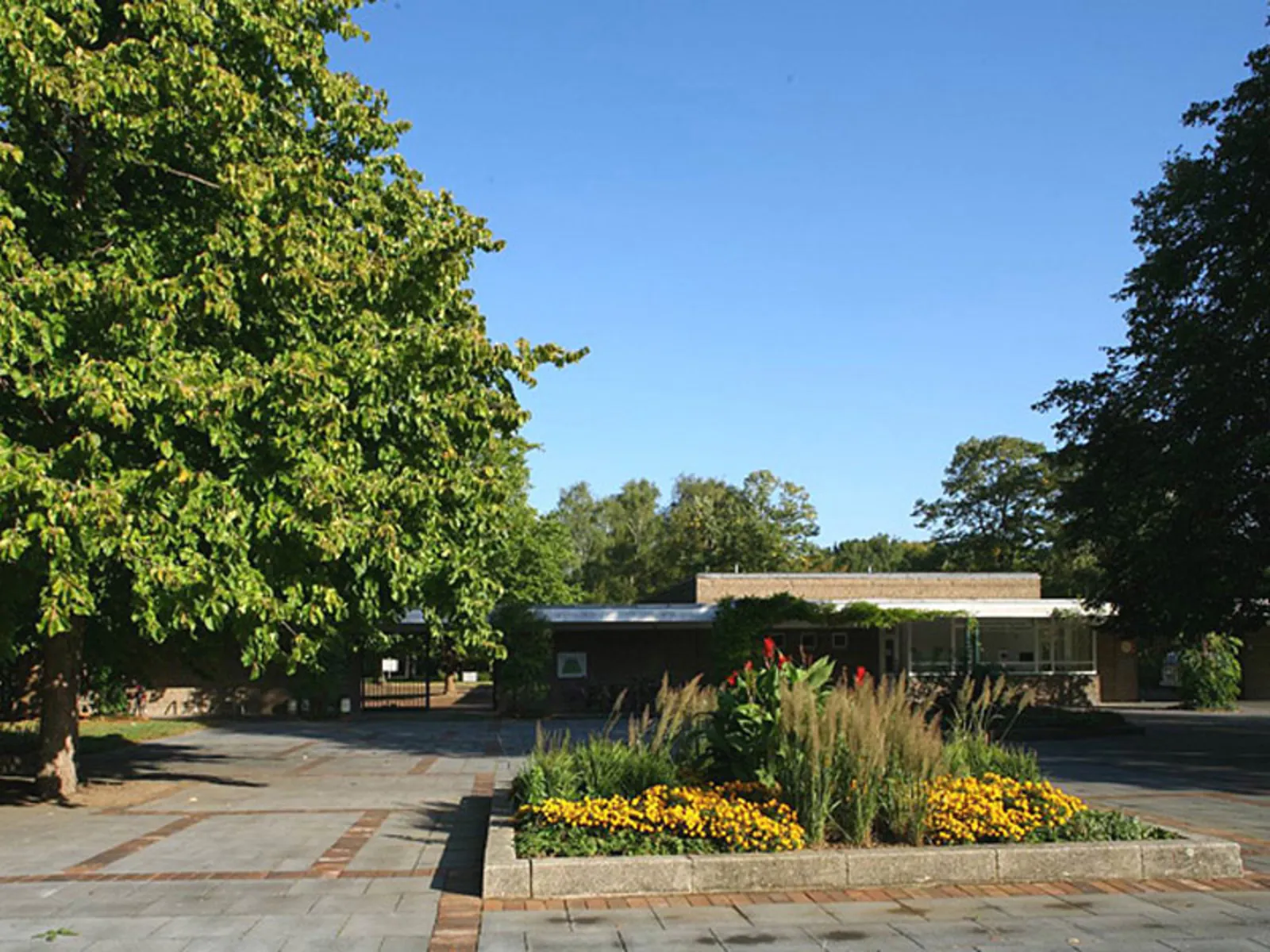 Bepflanzung vor dem Seelhorster Friedhof