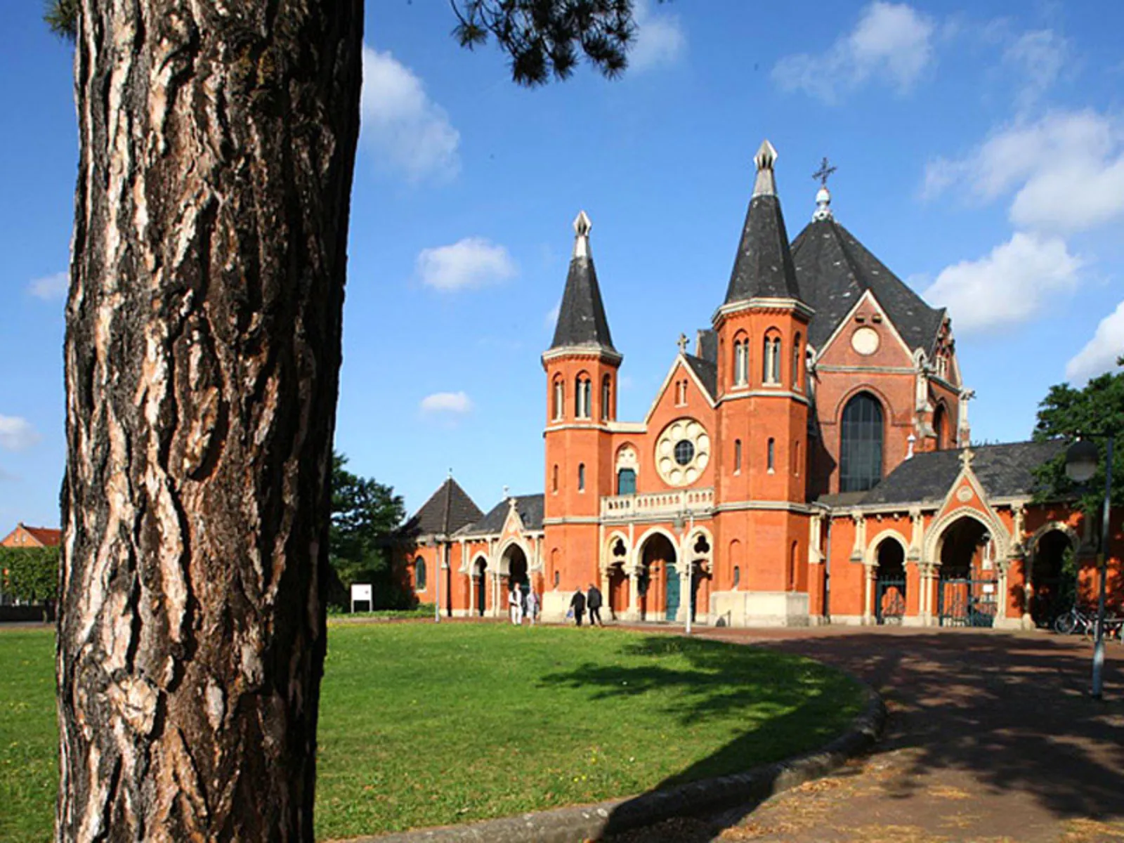 Haupteingang und Kapelle des Friedhofs Stöcken aus rotem Backstein