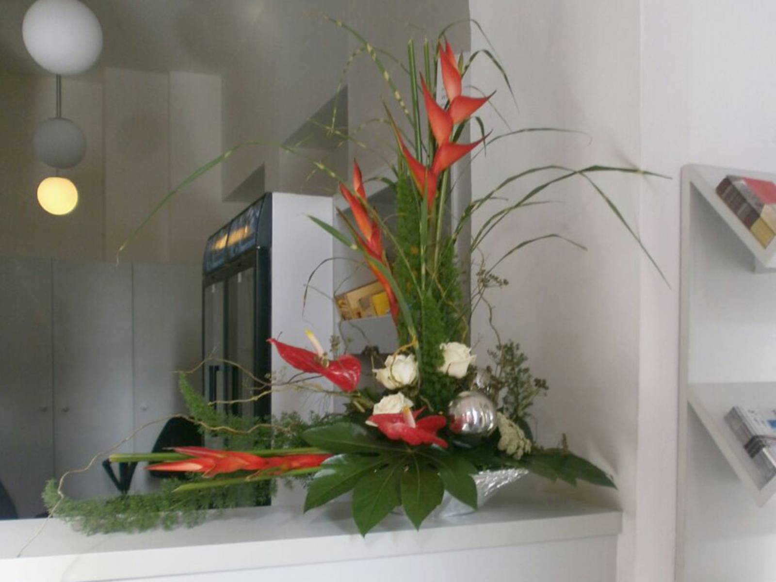 Ein Blumengesteck auf einem Empfangstresen