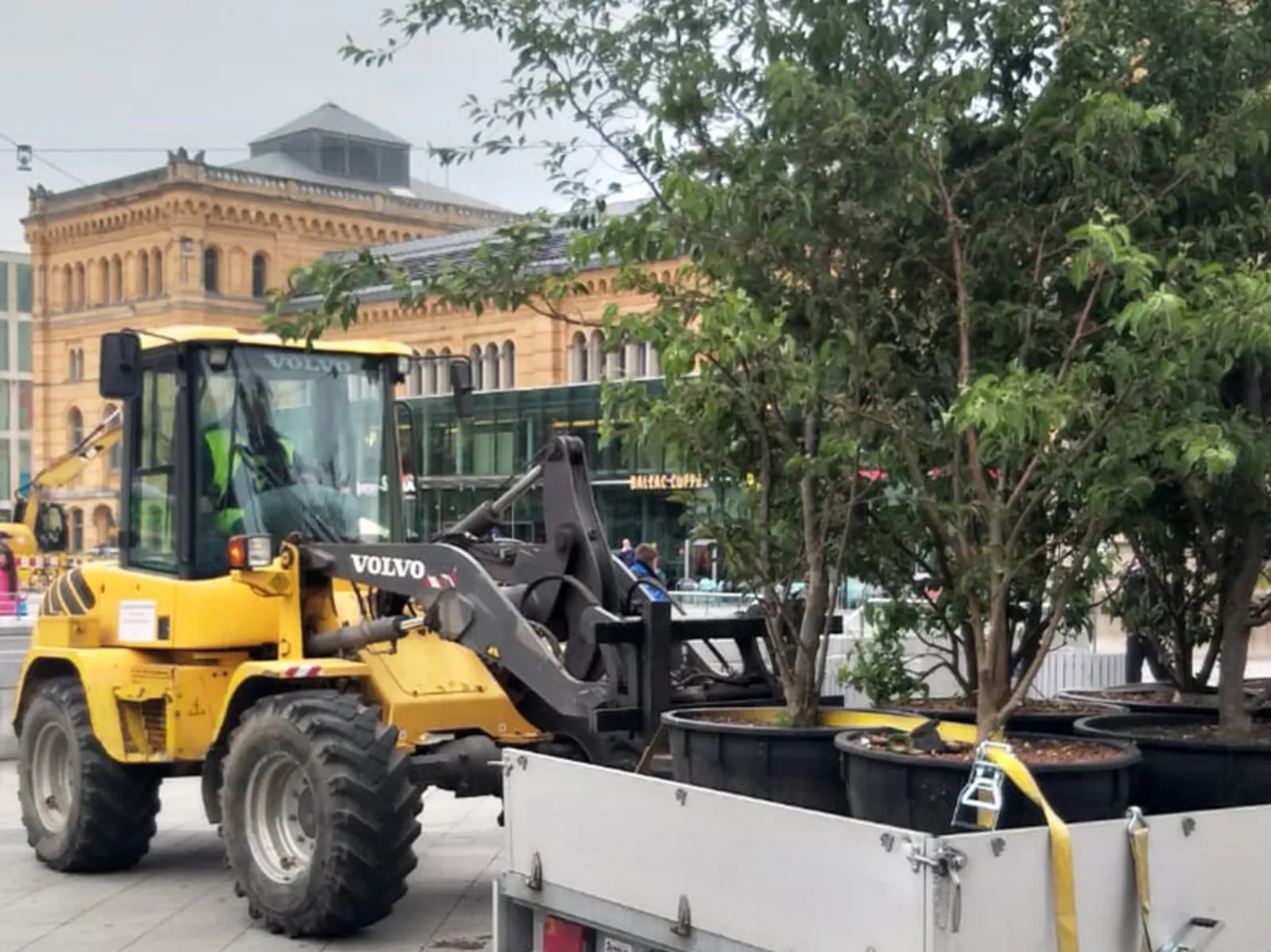Fahrzeug, das Kübelpflanzen in der Innenstadt platziert. 