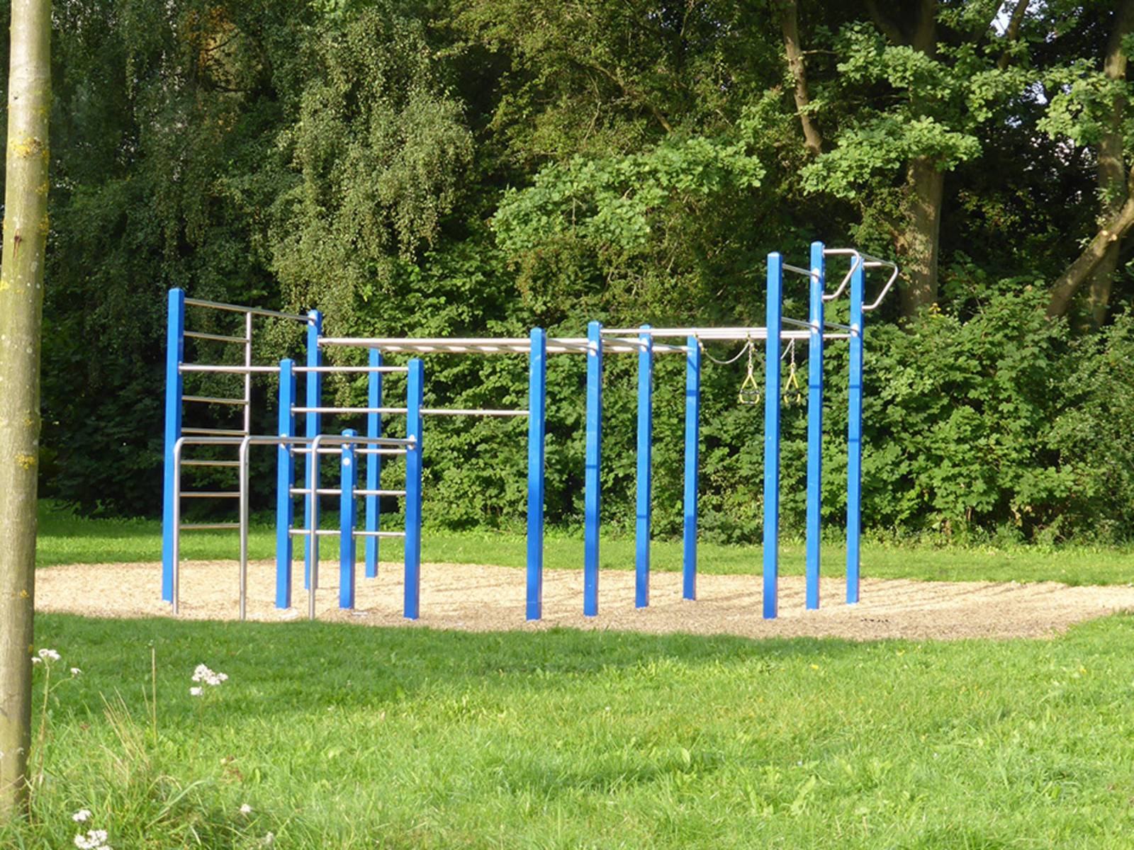 Sport- und Klettergerüst in einem Park. 