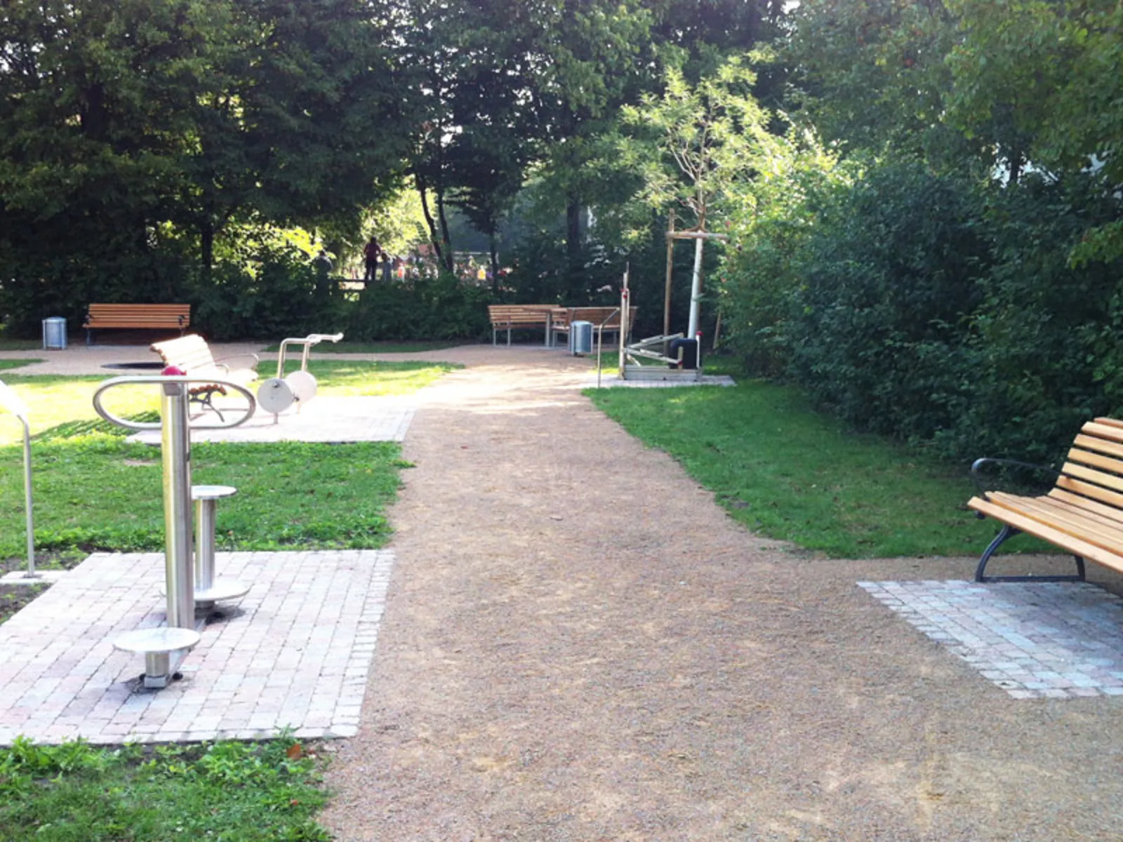 Fitnessgeräte auf dem Platz der Generationen Wülfel