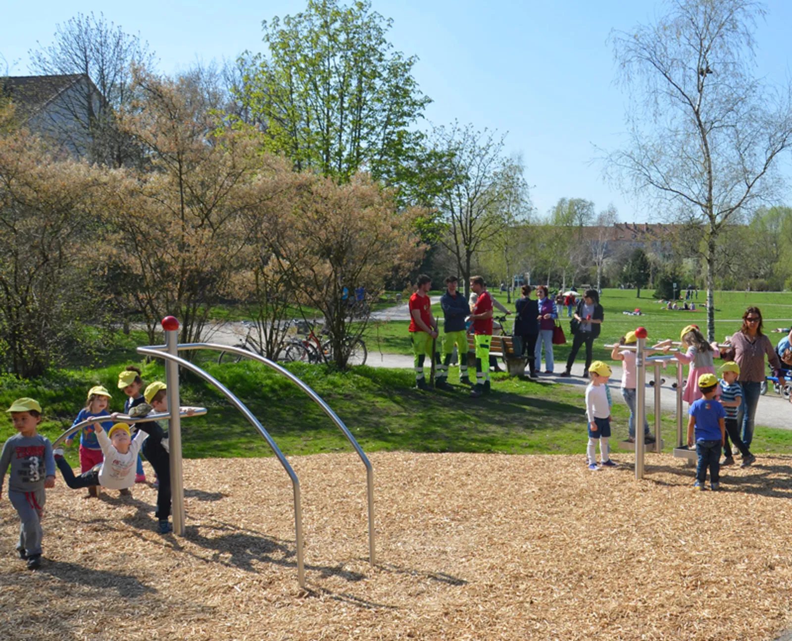 Erwachsene und Kinder probieren die Sportgeräte im Fitnessparcours Vahrenwalder Park aus
