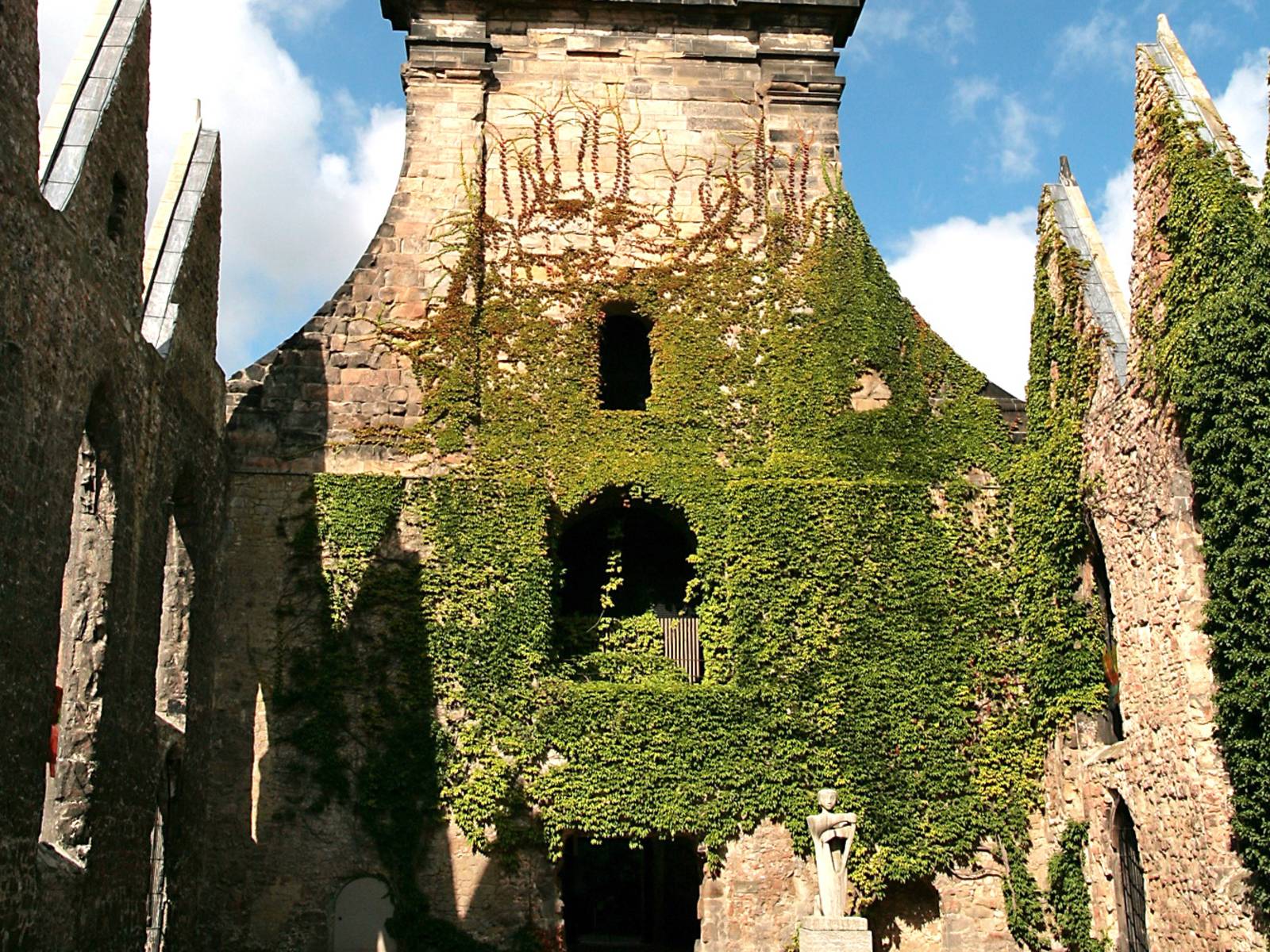 Die Ruine der Aegidienkirche mahnt gegen Krieg und Gewalt.