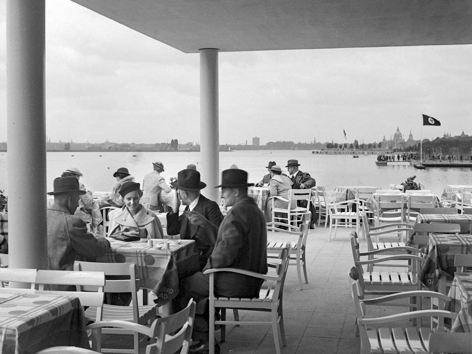 Strandbad-Restaurant am Tag der Maschsee-Einweihung am 21. Mai 1936. (HAZ-Hauschild-Archiv, Historisches Museum Hannover)