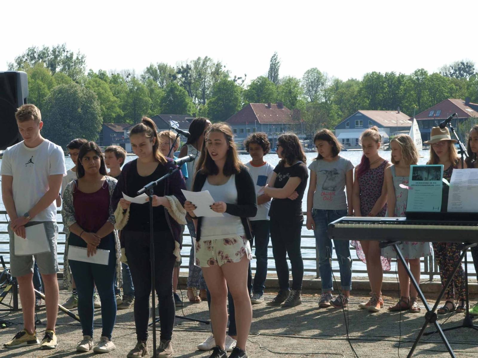 Schülerinnen und Schüler der Tellkampfschule beim Gedenken an die Bücherverbrennung am 10. Mai 2016