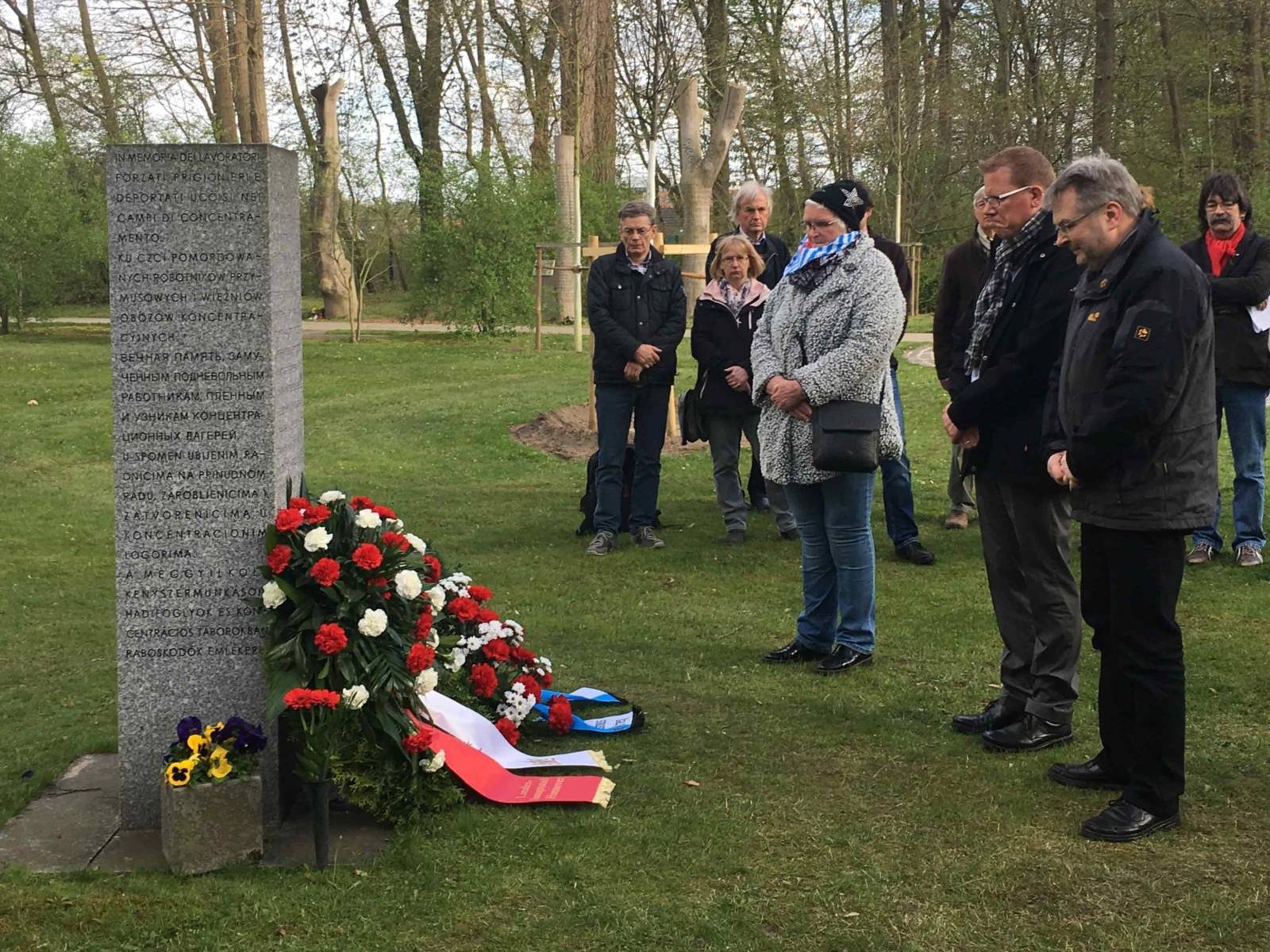 Kranzniederlegung am Mahnmal für die 154 Ermordeten vom 6. April 1945 auf dem Stadtfriedhof Seelhorst