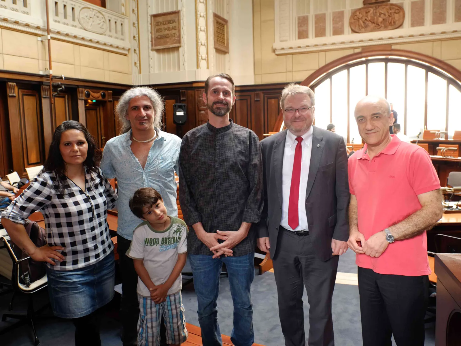 Spax und seine Gesprächspartner Cevahir Sansar, Omid Bahadori (mit Sohn) und Hossein Kiumarz Naghipour zusammen mit Bürgermeister Thomas Hermann im Hodlersaal 