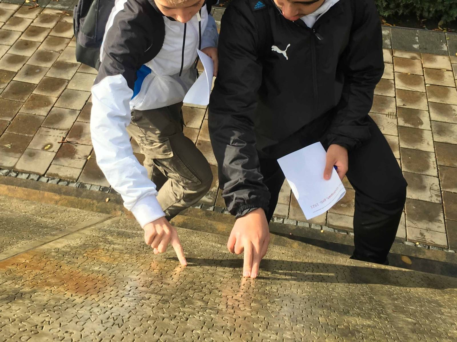 Schüler der Wilhelm-Raabe-Schule ertasten am Holocaust-Mahnmal die eingravierten Namen der jüdischen Ermordeten, Oktober 2019