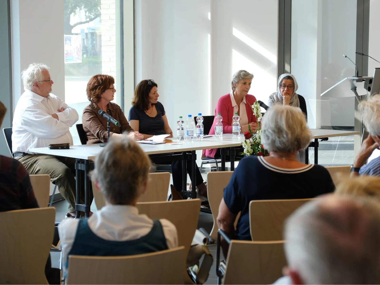Podium zum Gedenktag für die Opfer von Flucht und Vertreibung 2019: v.l. Johannes Meyer, evangelischen Flüchtlingsnetzwerk Hannover, Renée Bergmann, „Unterstützerkreis Flüchtlingsunterkünfte Hannover e.V.", Moderatorin Najda Wischmeyer, Landtagsabgeordnete Editha Westmann, Nds. Landesbeauftragte für Heimatvertriebene und Spätaussiedler und Hamideh Mohagheghi, Lehrbeauftragte für Islamische Theologie an der Universität Paderborn.