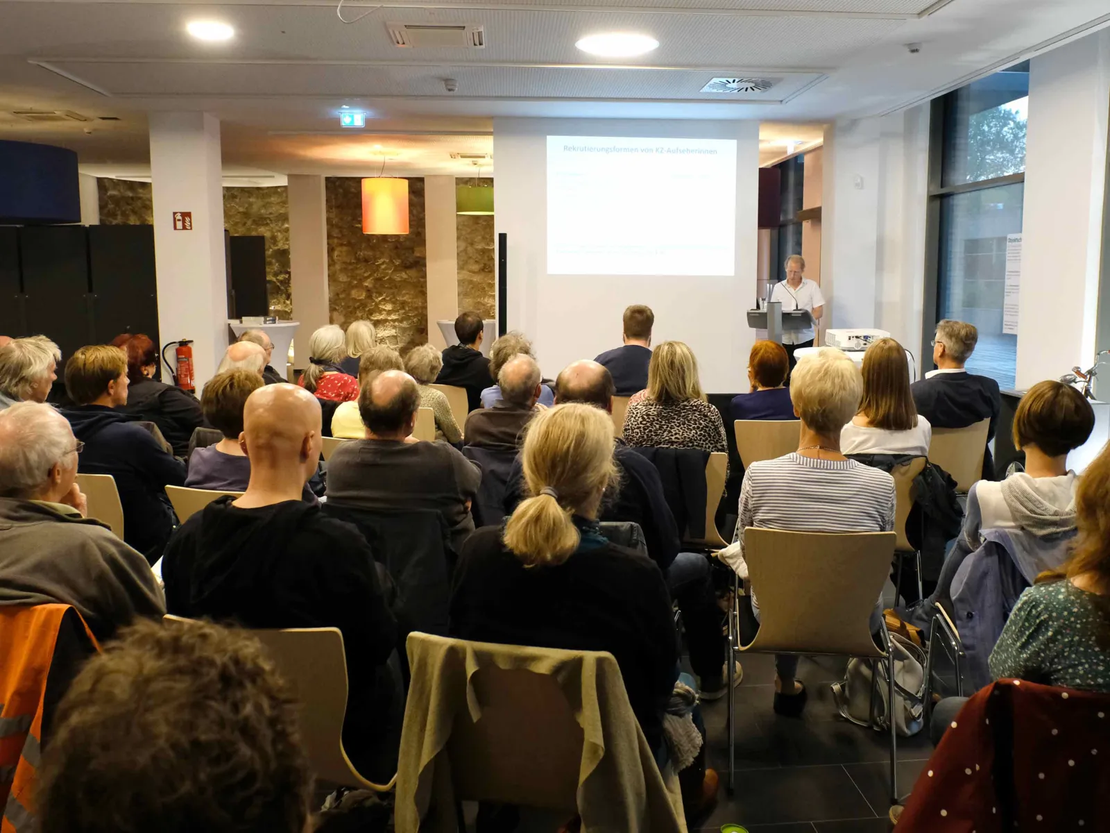 Dr. Johannes Schwartz bei seinem Vortrag im ZeitZentrum Zivilcourage