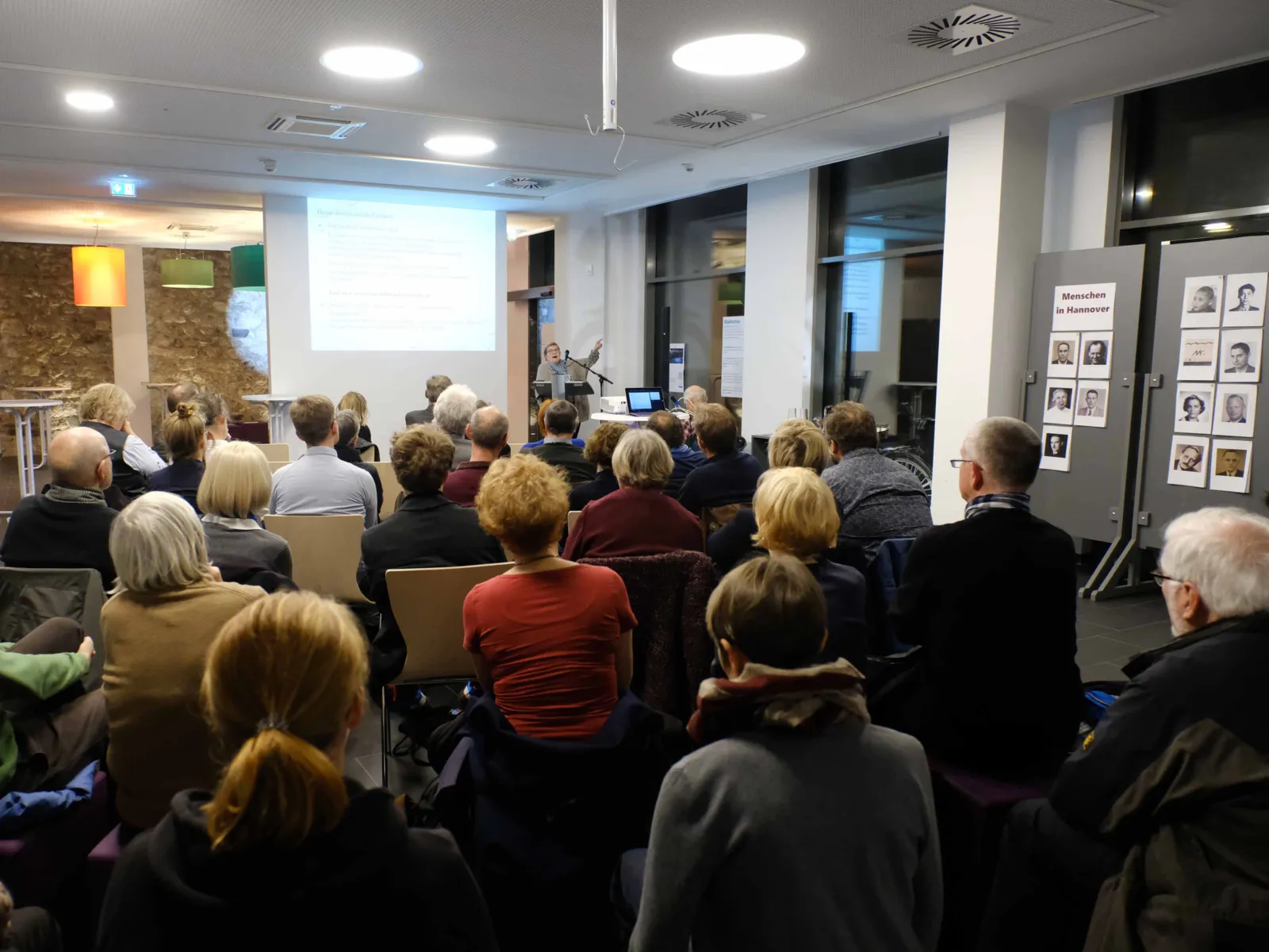 Dr. Juliane Wetzel, Zentrum für Antisemitismusforschung, bei ihrem Vortrag "Antisemitismus heute – eine Herausforderung für Gesellschaft und Politik"