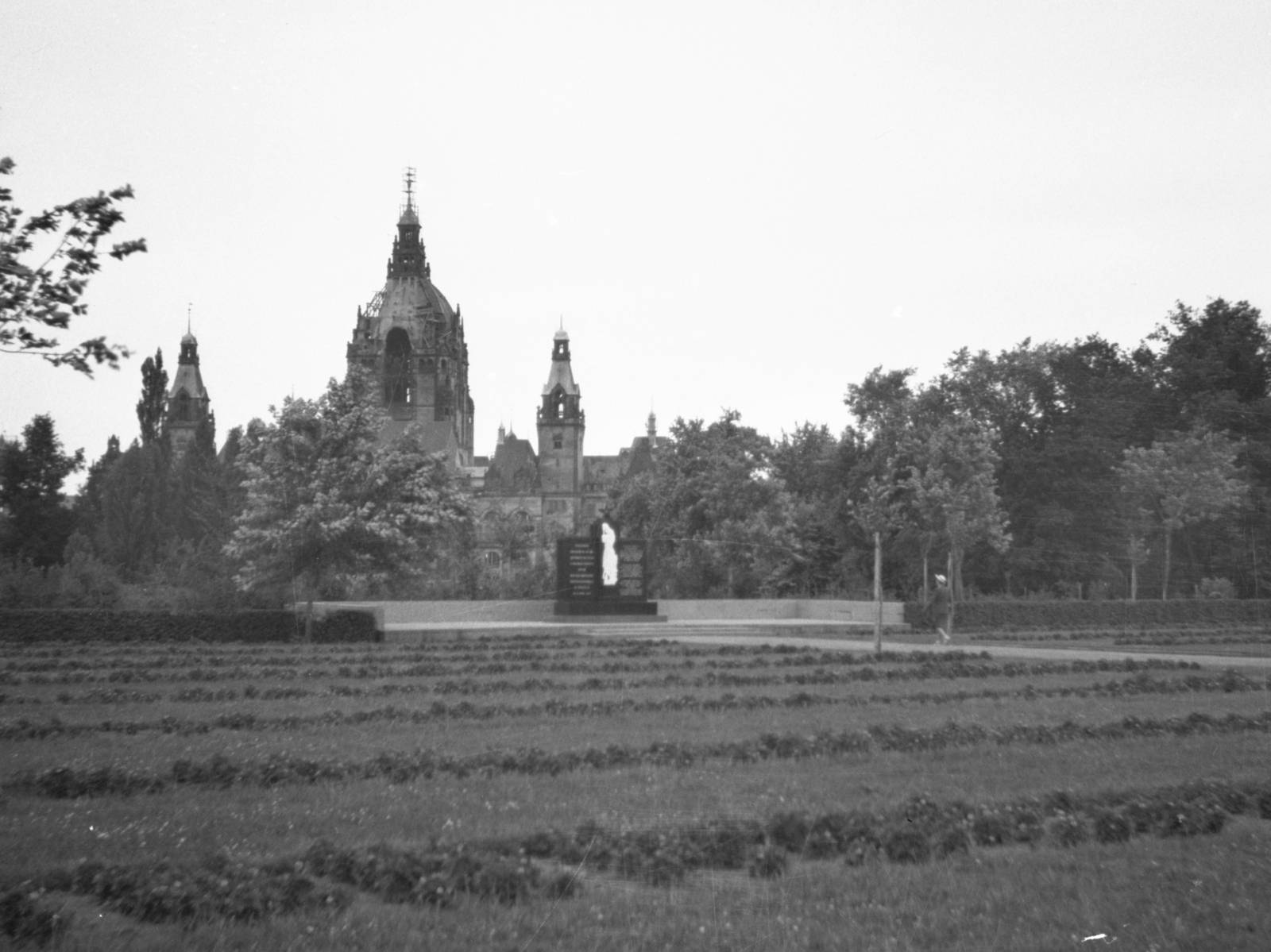 Ehrenfriedhof Maschsee-Nordufer nach Mai 1945.