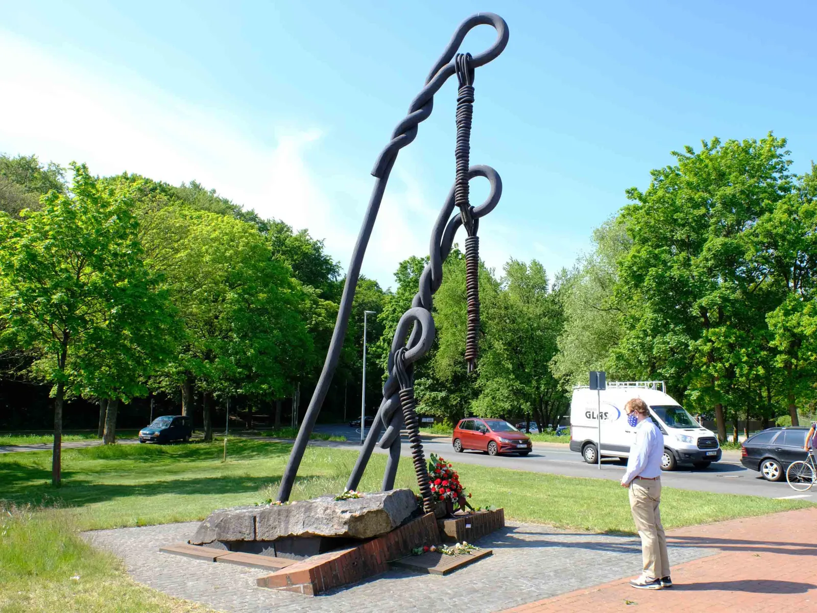 Symbolisches stilles Gedenken am Mahnmal für das KZ Stöcken, 8. Mai 2020
