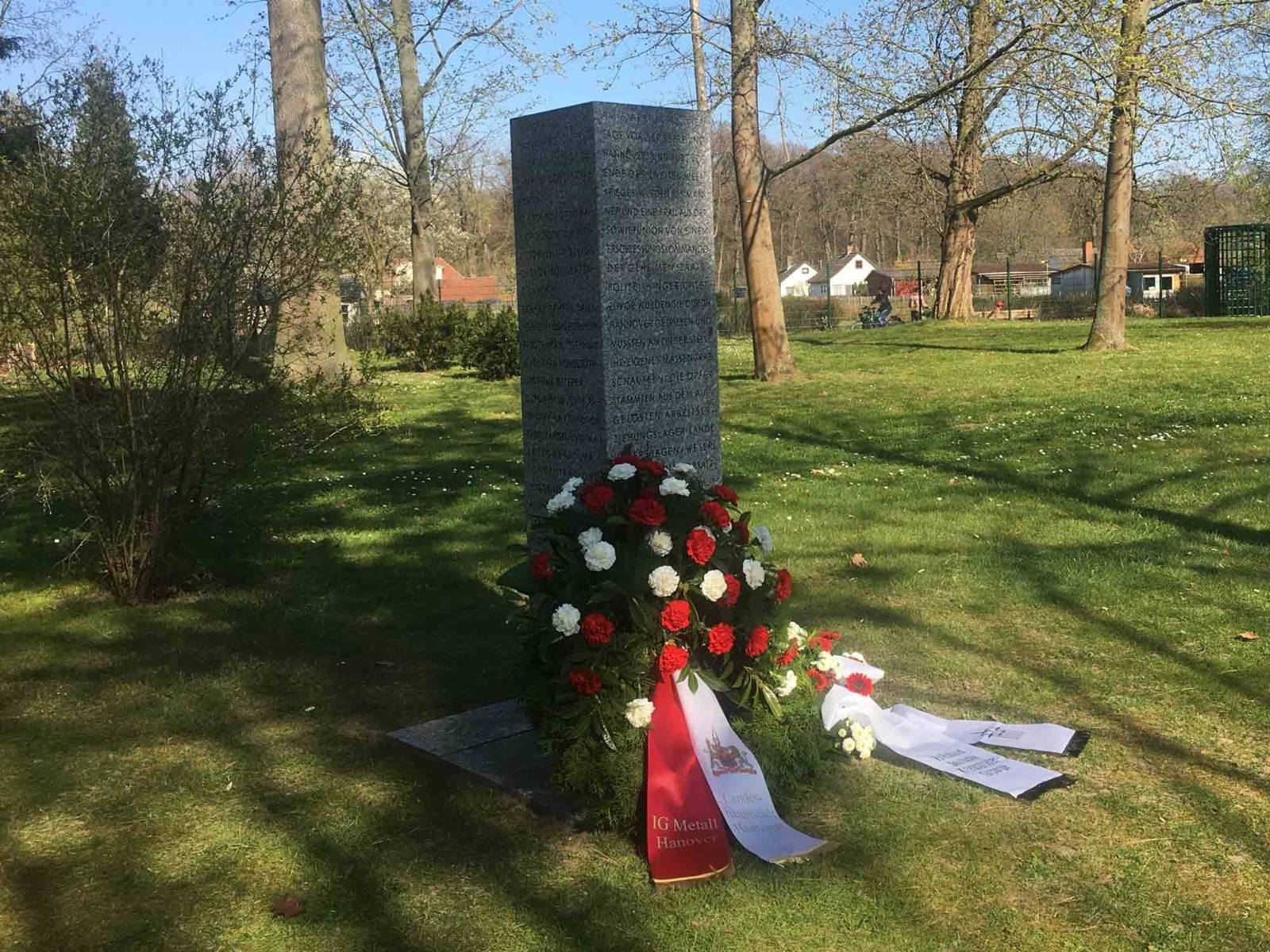 Stilles Gedenken am 6. April 2020 an der Gedenkstele für die Erschießungen auf dem Friedhof Seelhorst am 6. April 1945