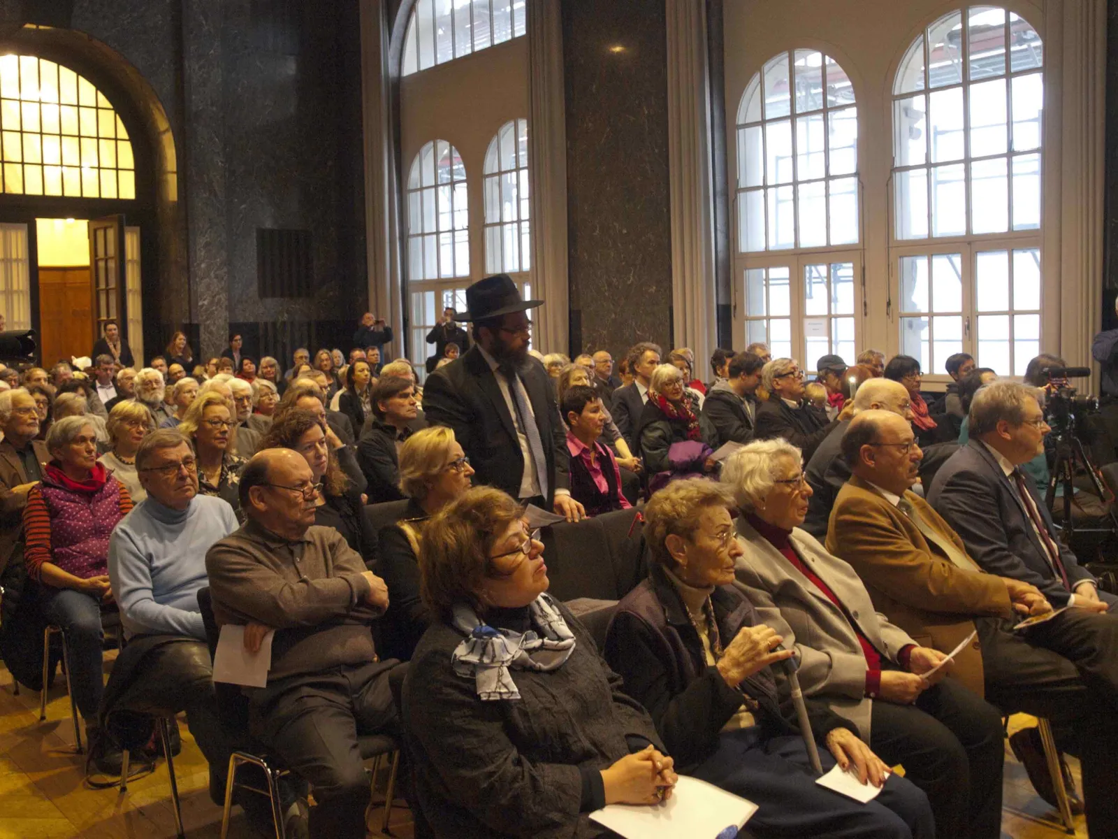 Publikum zur Ausstellungseröffnung im Mosaiksaal
