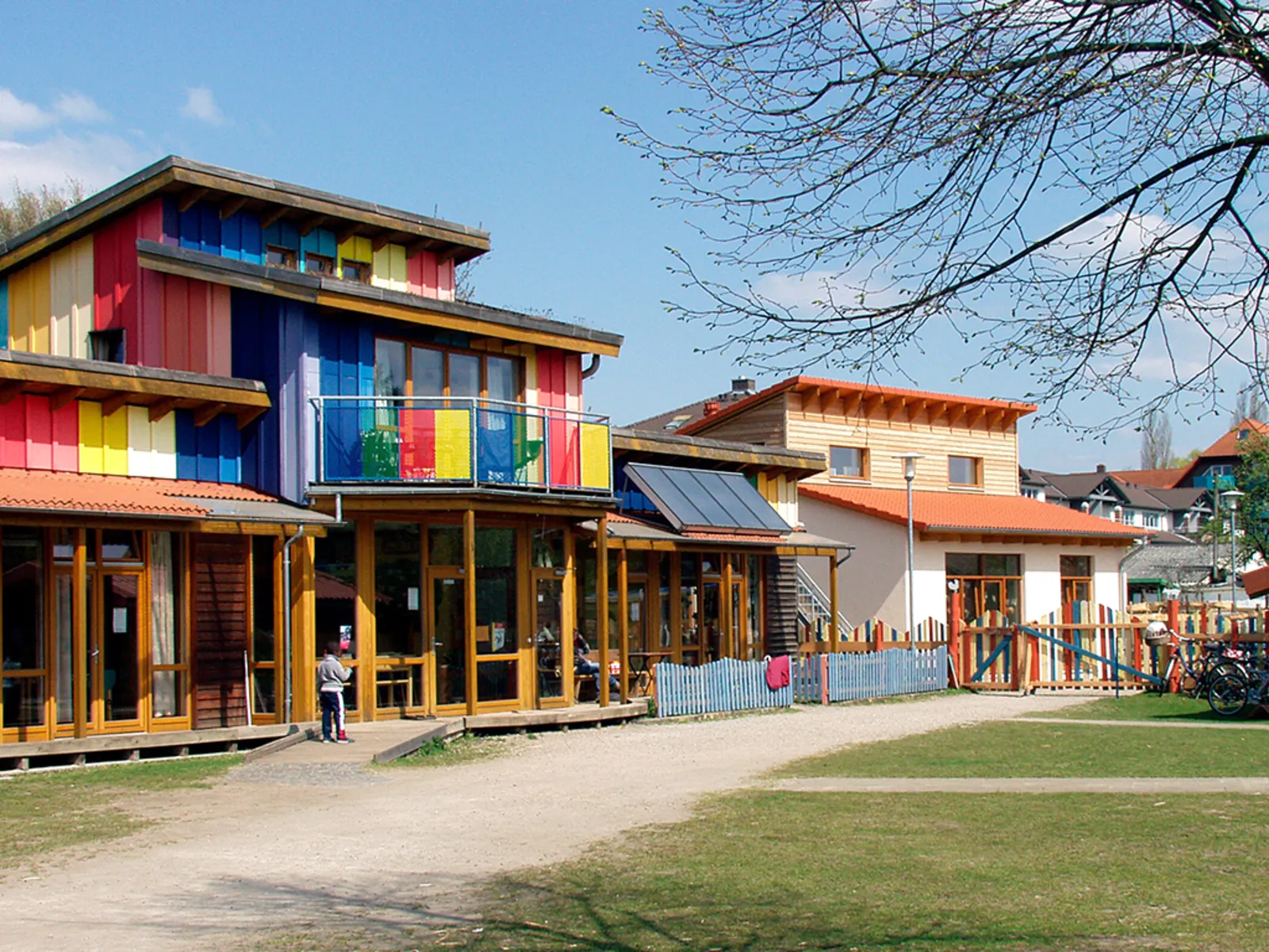 Blick auf das bunt angestrichene Hauptgebäude des Stadtteilbauernhofs Sahlkamp