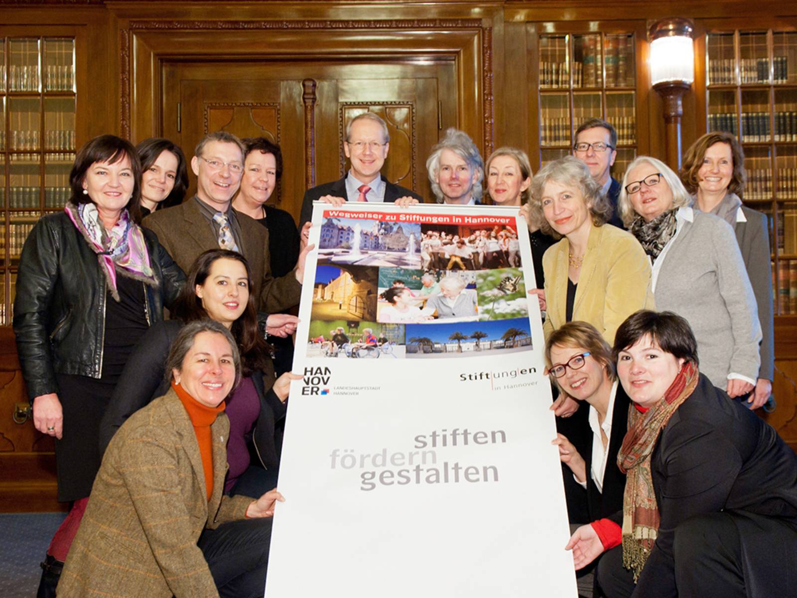 Die Mitglieder des Koordinierungskreises der Stiftungsinitiative Hannover und der damalige Oberbürgermeister Schostok präsentieren den Wegweiser zu Stiftungen (Foto aus dem Jahr 2014)