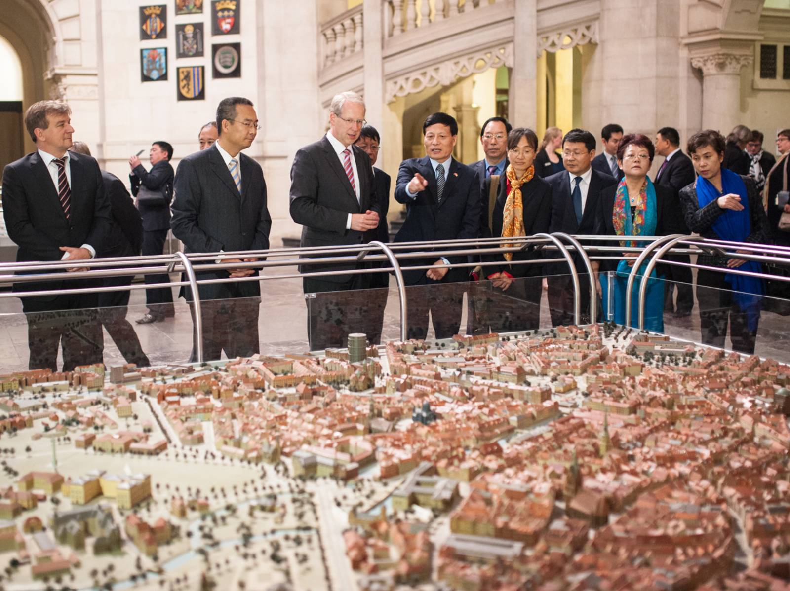 Together with the guests from Zhengzhou (Henan Province), Lord Mayor Schostok viewed the model of Hannover in the New Town Hall’s dome hall