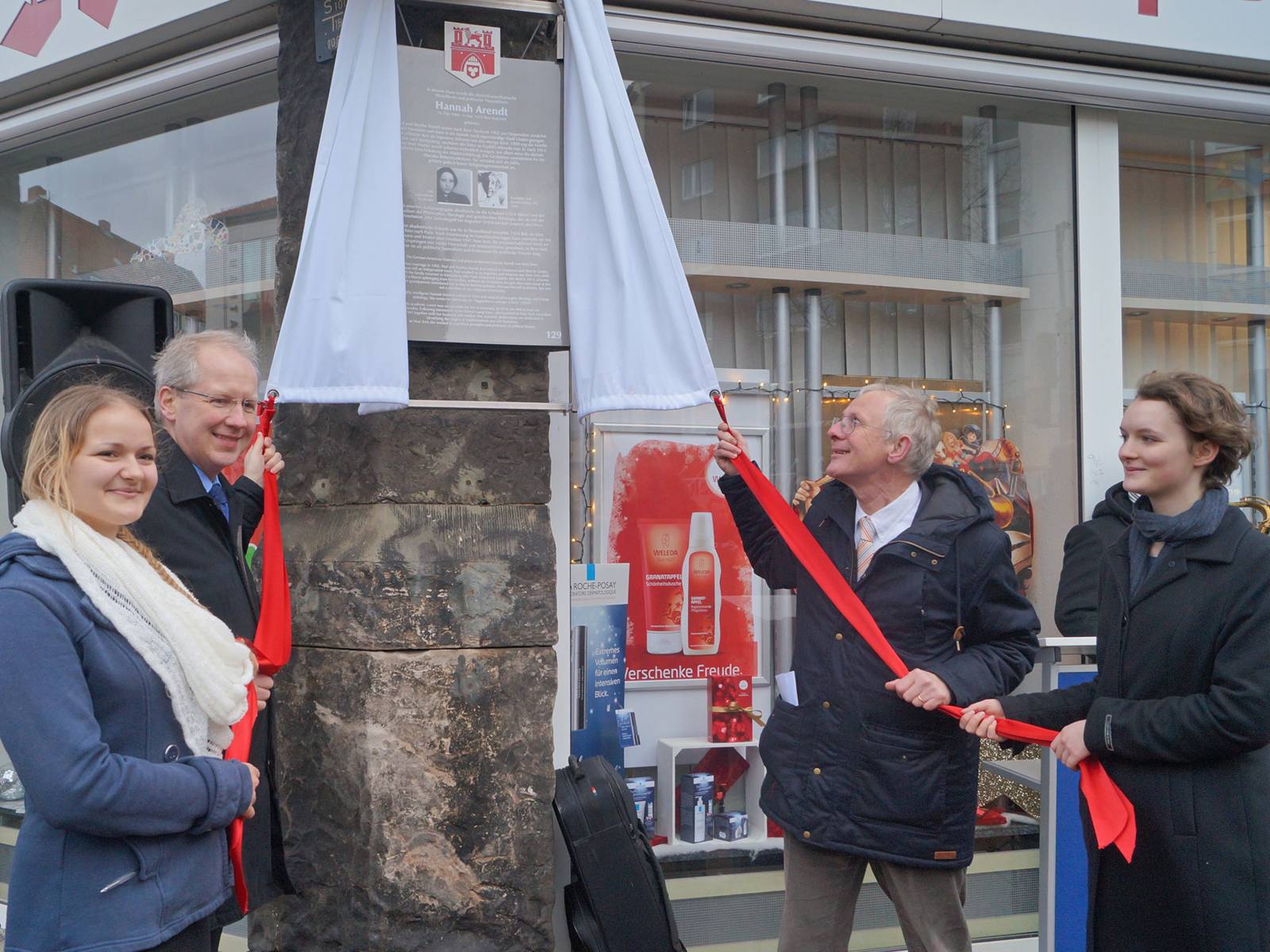 Stefan Schostok und Thomas Walter enthüllten die neue Stadttafel – und werden dabei unterstützt von Michelle Borchers (li.) und Luise Heise, Schülerinnen des Hannah-Arendt-Schüler-Lehrstuhls an der Helene-Lange-Schule