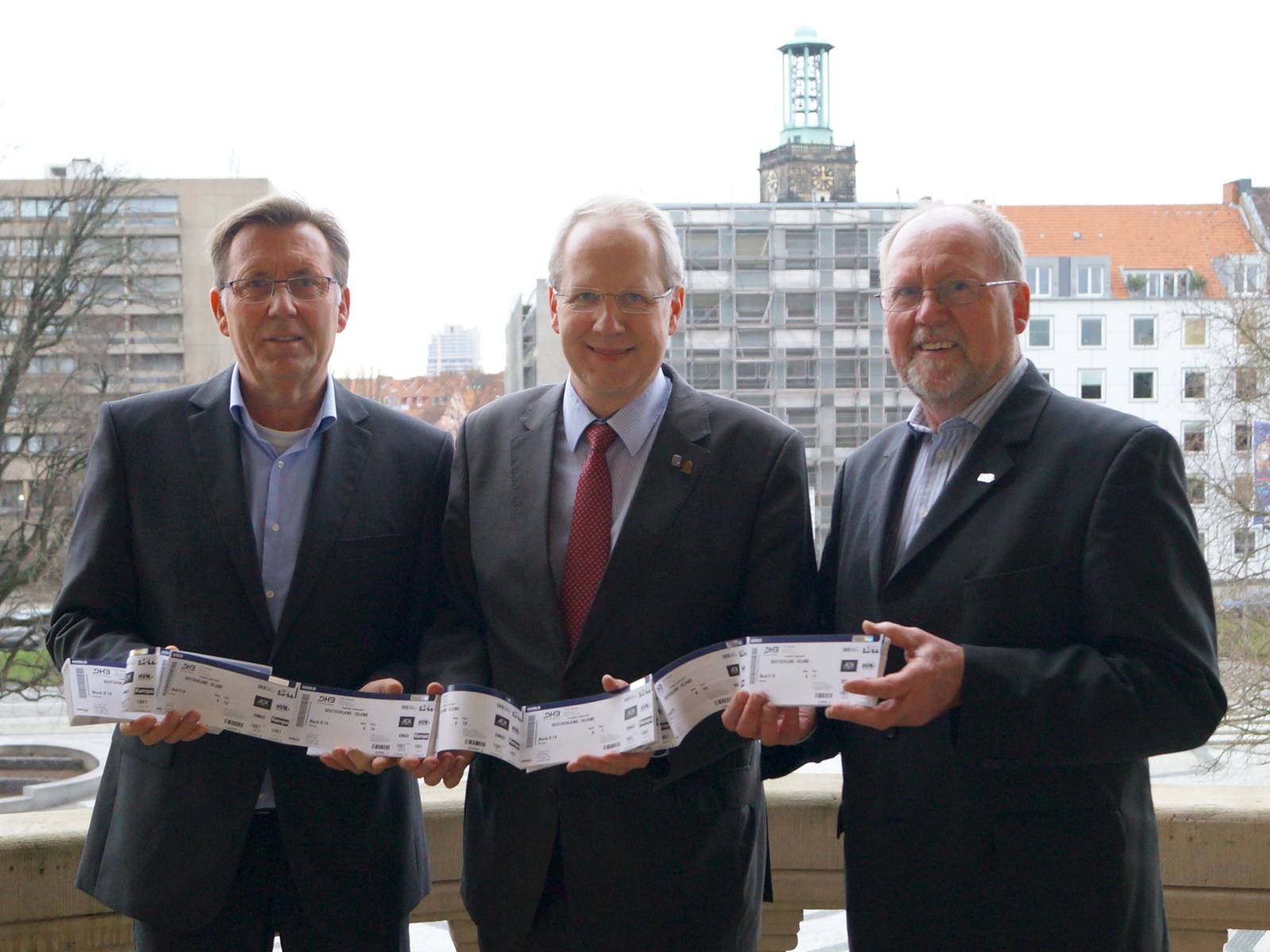 Gerald Glöde und Wolfang Ullrich überreichten die Karten an Oberbürgermeister Stefan Schostok