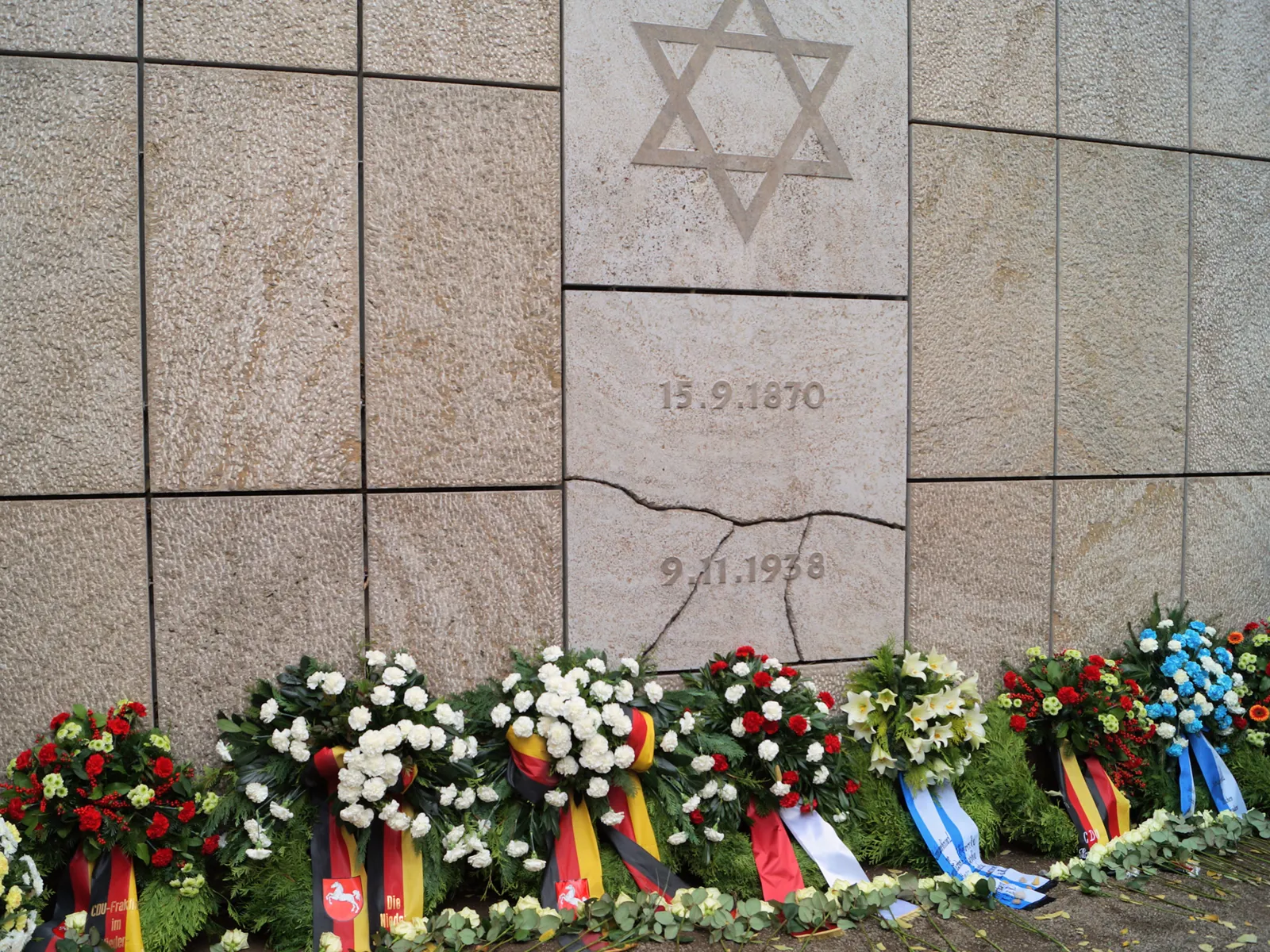 Kränze am Mahnmal am Platz der ehemaligen Synagoge in der Roten Reihe